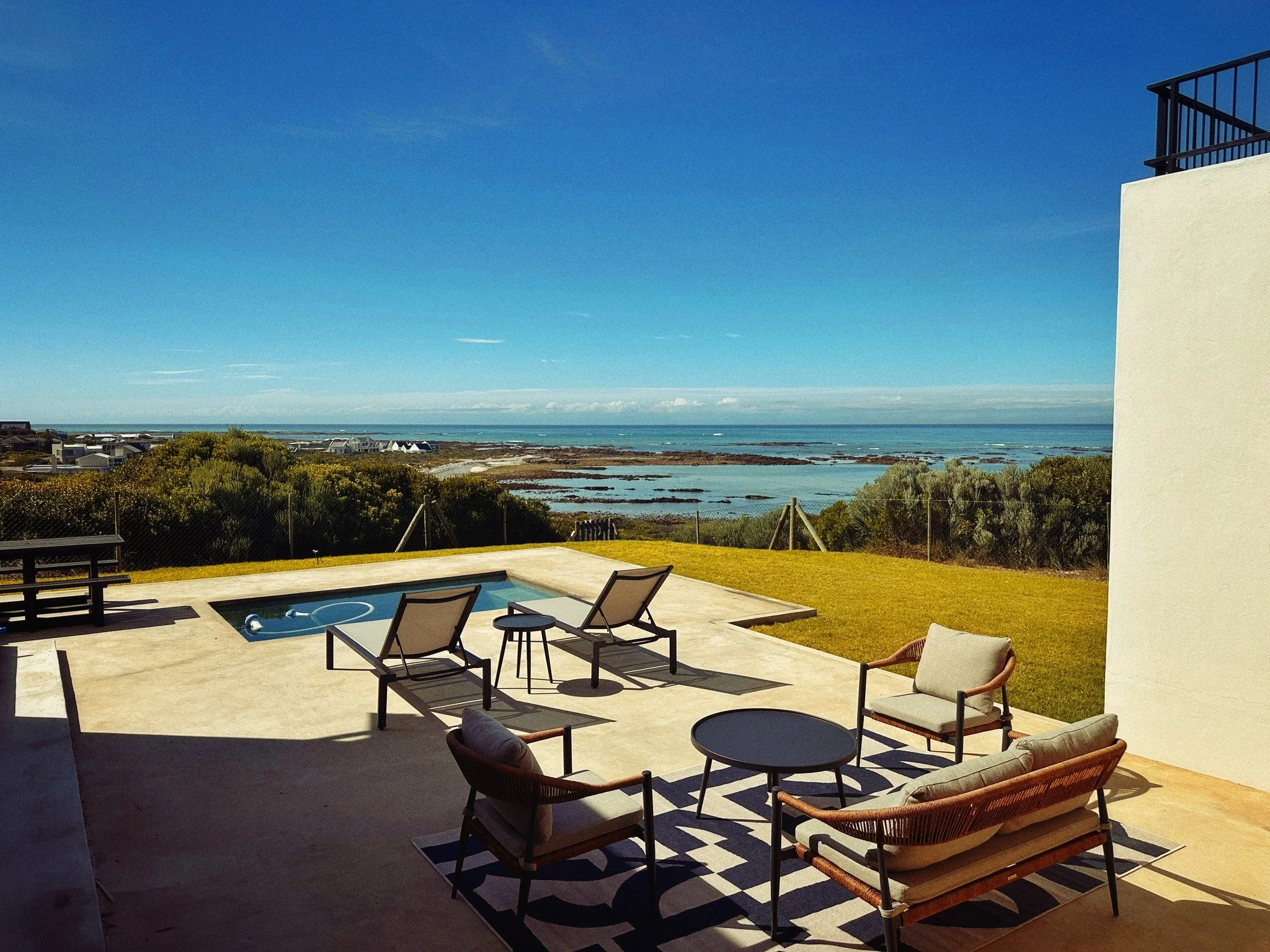 At the Southernmost Tip of Africa, mornings arrive softly.
Light spills across white sand beaches in Struisbaai. The Agulhas Lighthouse keeps its quiet watch. Suiderstrand hums only with wind and sea.

This is not a hurried destination. It is a place