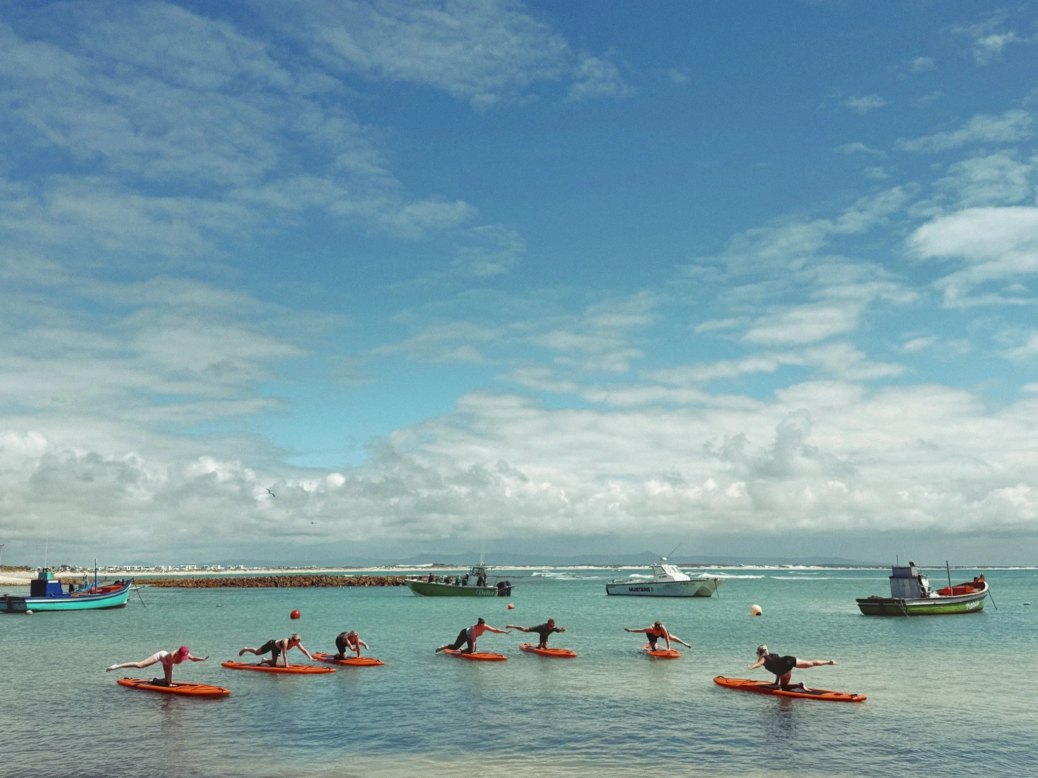 There is no wrong time to visit the Southernmost Tip of Africa.

Summer brings long beach days, warm evenings and the unmistakable energy of Struisbaai in full holiday rhythm.

Autumn softens everything. Golden light, calmer roads, slow lunches and t