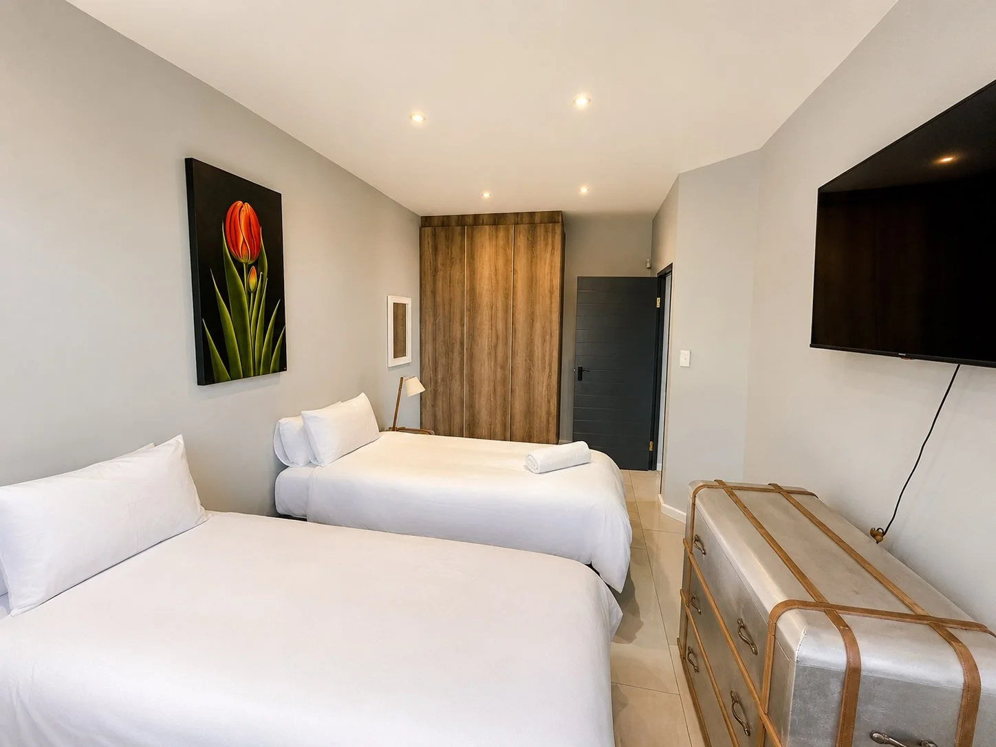 8 sleeper luxury self catering guest house holiday rental Agulhas Spookdraai The Pearl-3.jpg