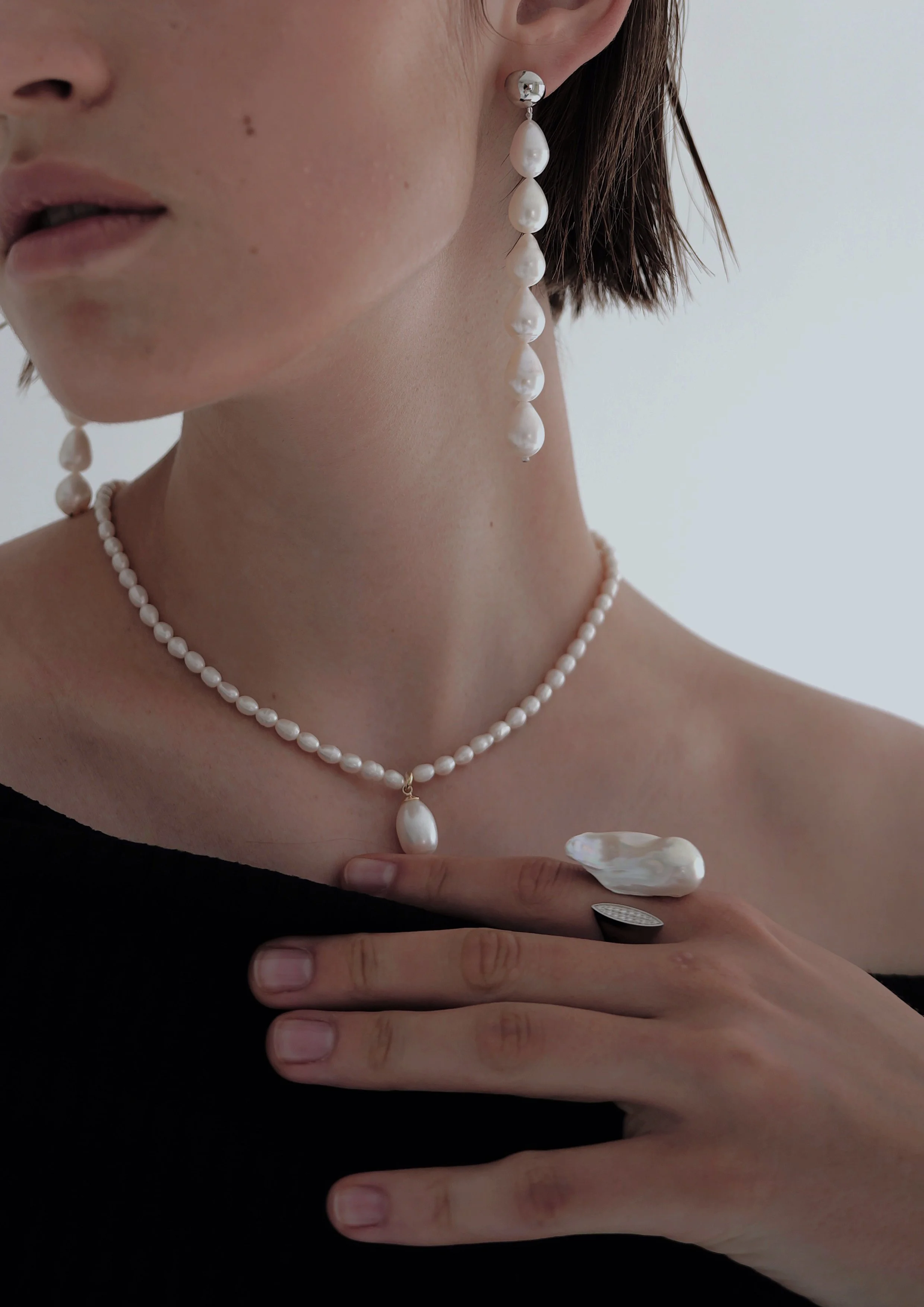 EMP-R24-004S LYA BAROQUE PEARL MODEL IMAGE 02.jpg