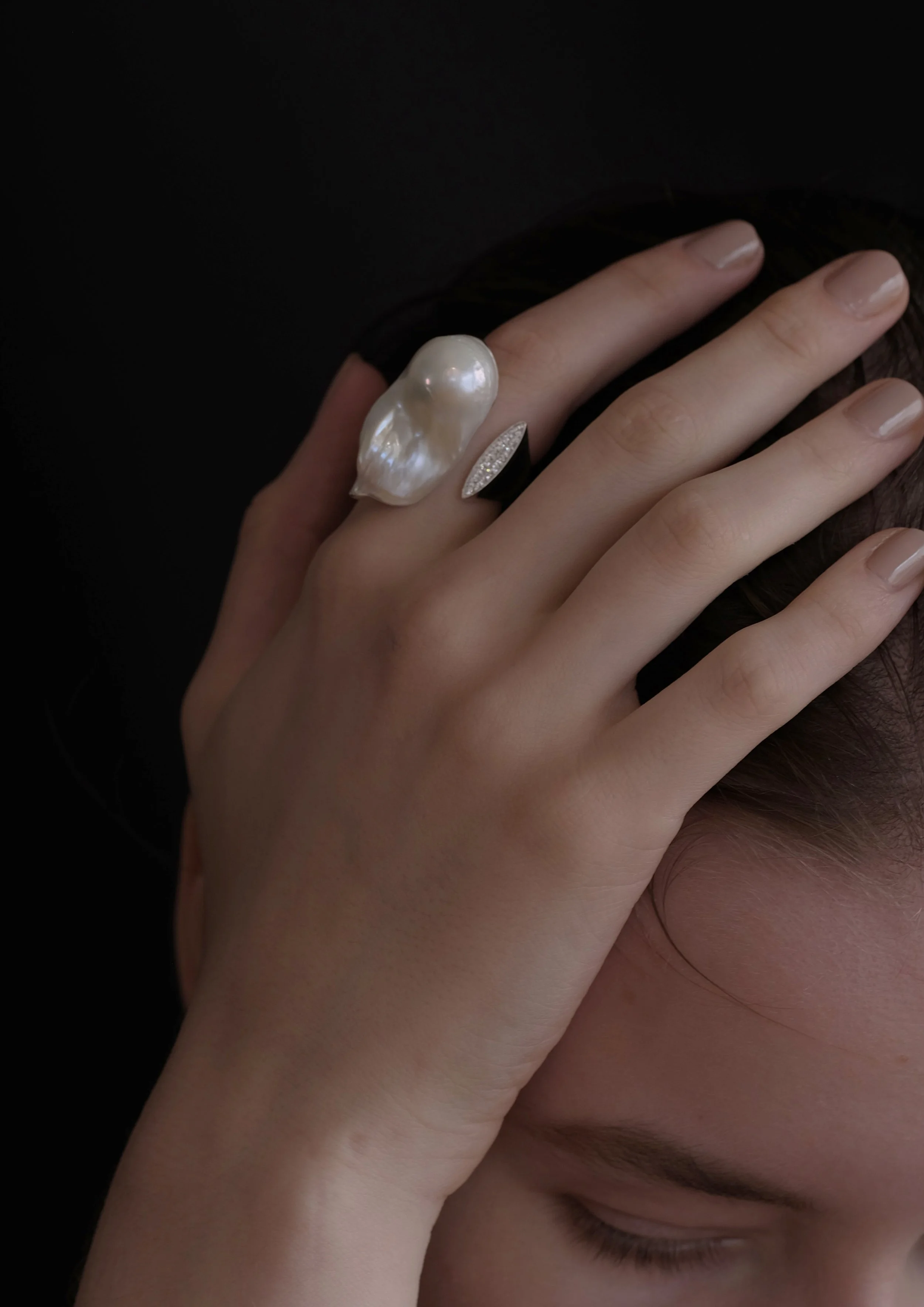 EMP-R24-004S LYA BAROQUE PEARL MODEL IMAGE 01.jpg