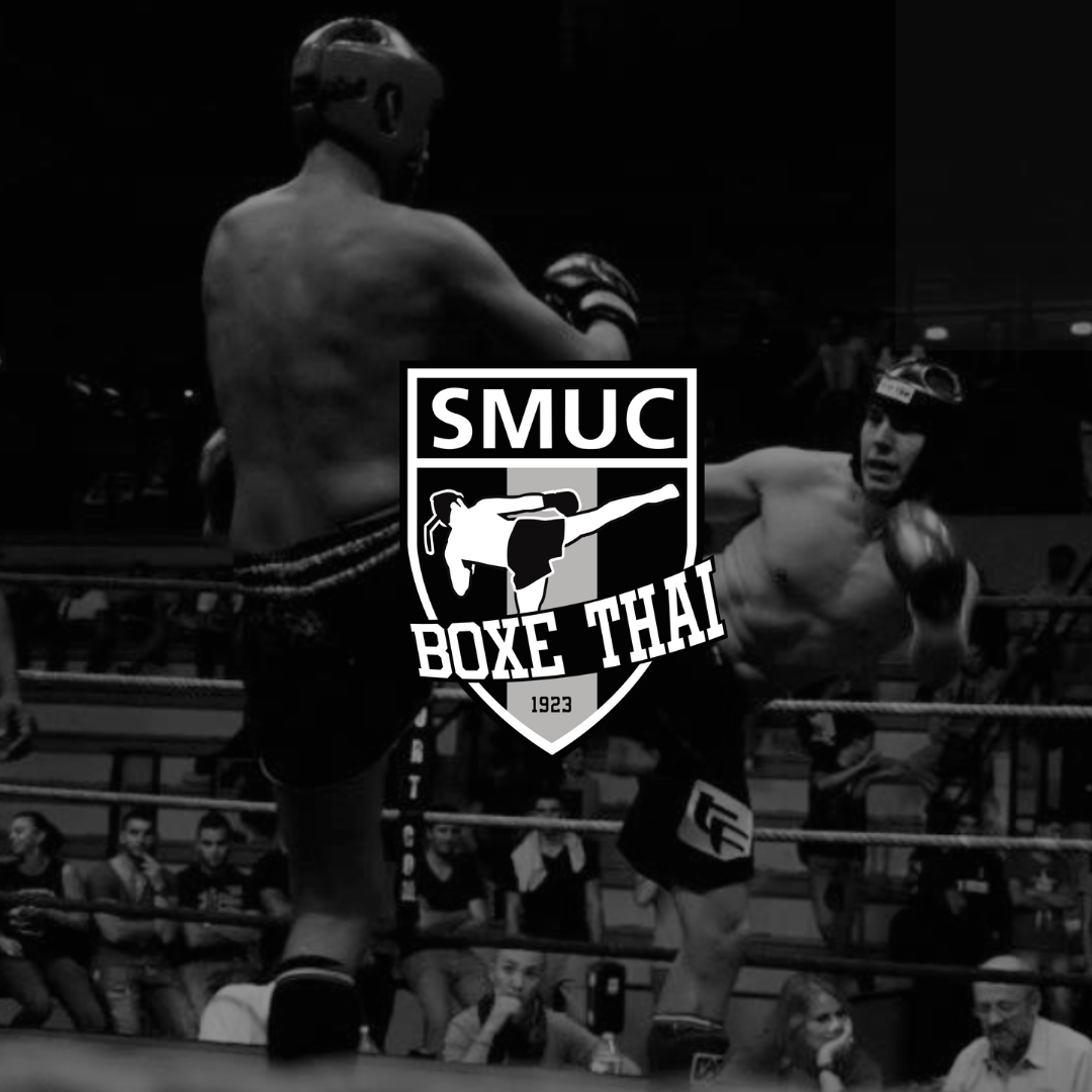 Combattants de boxe thaï du SMUC Marseille qui s'affronte sur un ring