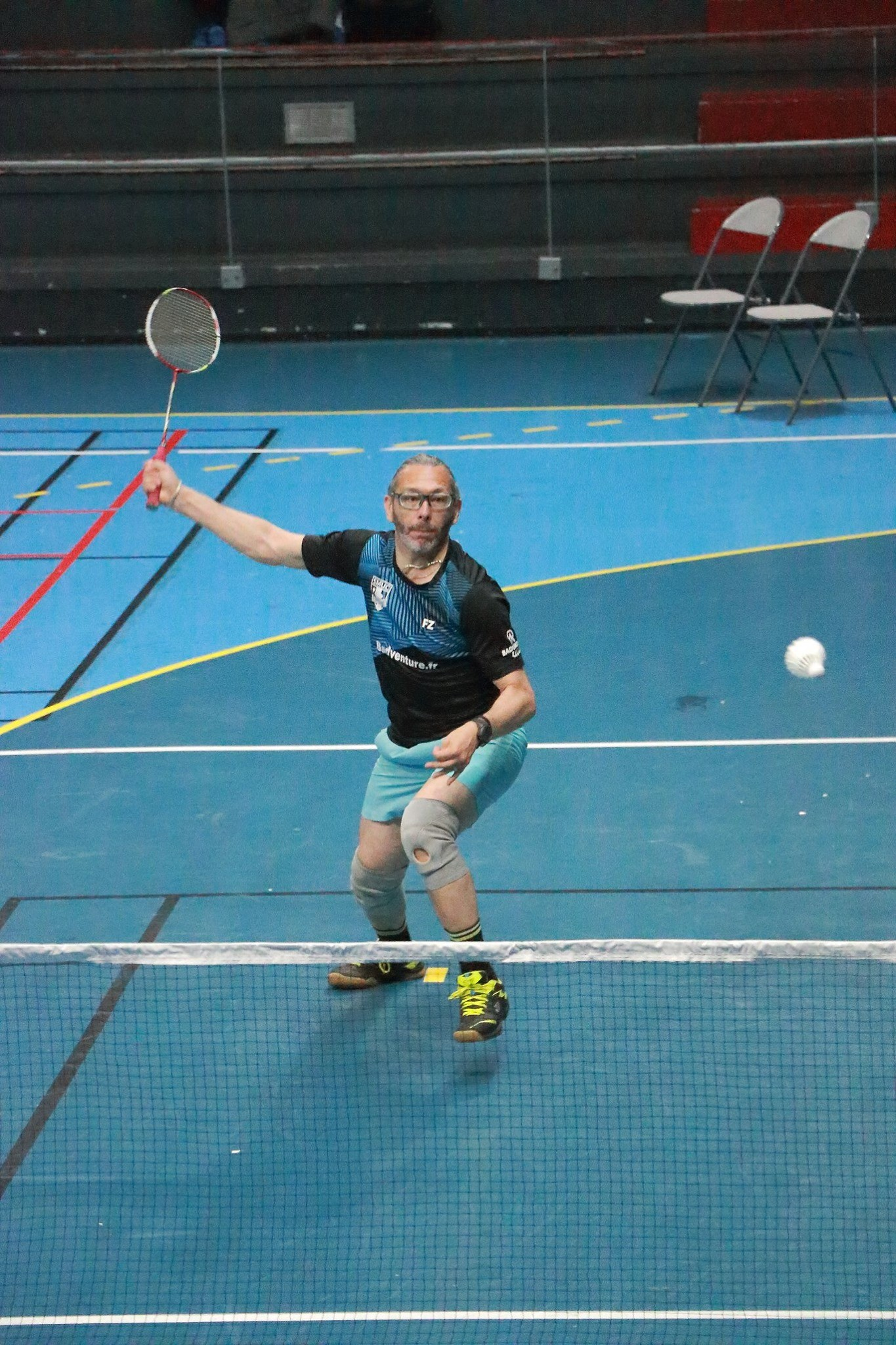 Badiste homme qui vient de faire un smash