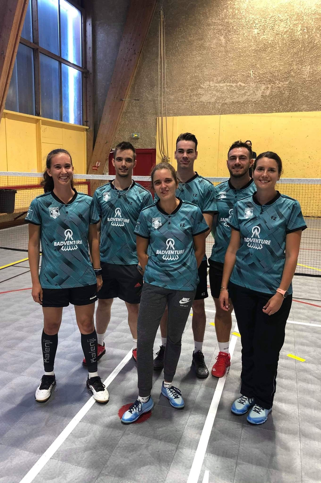 Badistes hommes et femmes en groupe