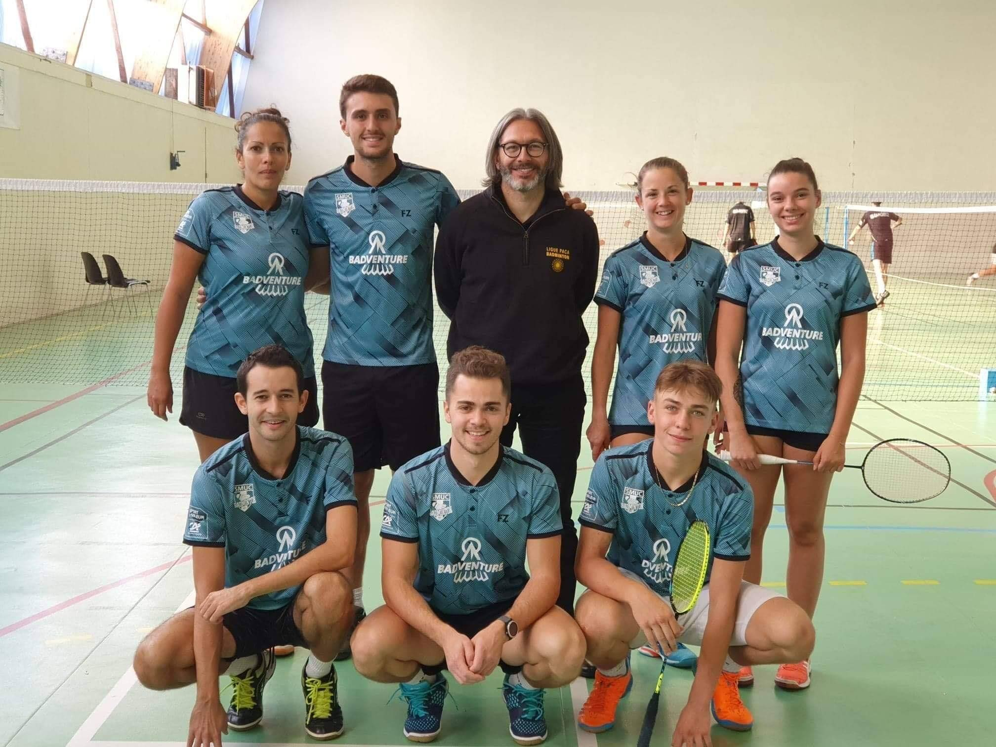 Badistes hommes et femmes de toutes catégories avec leur entraîneur