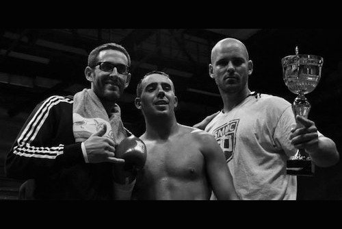 Fin du combat avec préparateur physique, combattant, coach