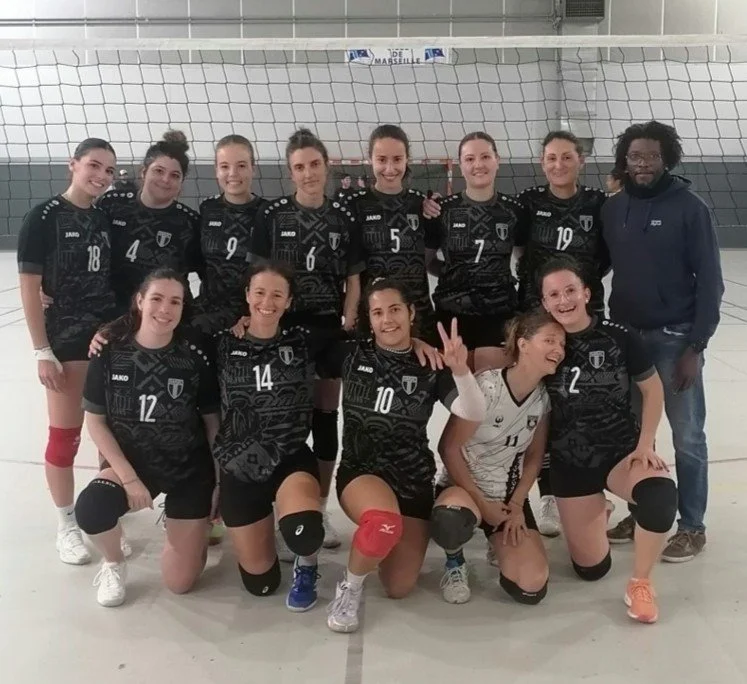 Équipe pré-nationale féminine du SMUC posant devant le filet