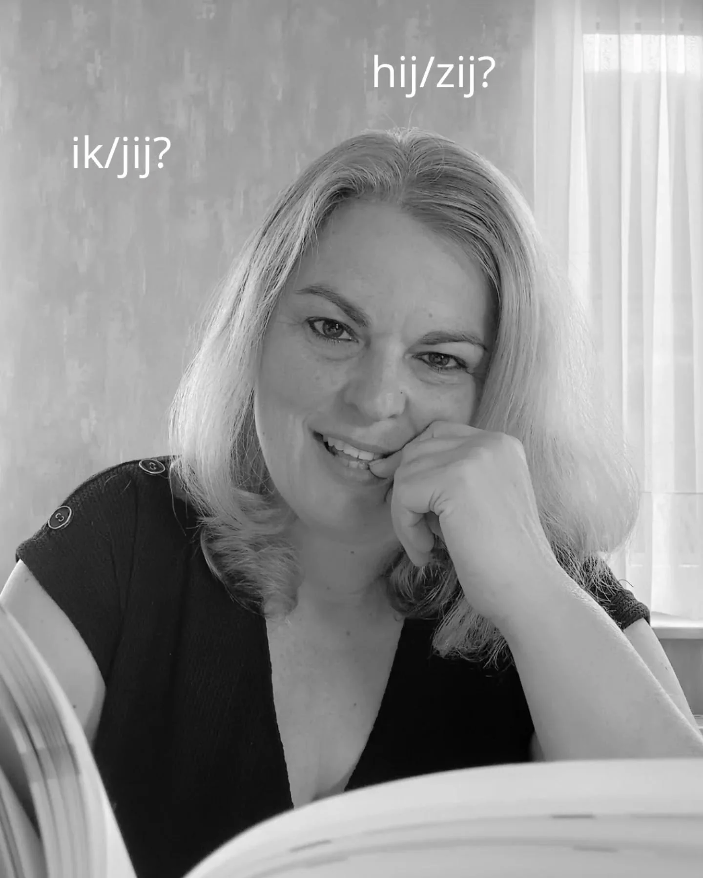 Ik puzzel al een tijdje aan een nieuw schrijfproject. Er staan zelfs al een paar hoofdstukken op papier, maar toch voelde het verhaal niet helemaal goed&hellip; 🙄 Tot ik gisteravond in bed lag te lezen. Plots viel het kwartje: het perspectief!

Tot 