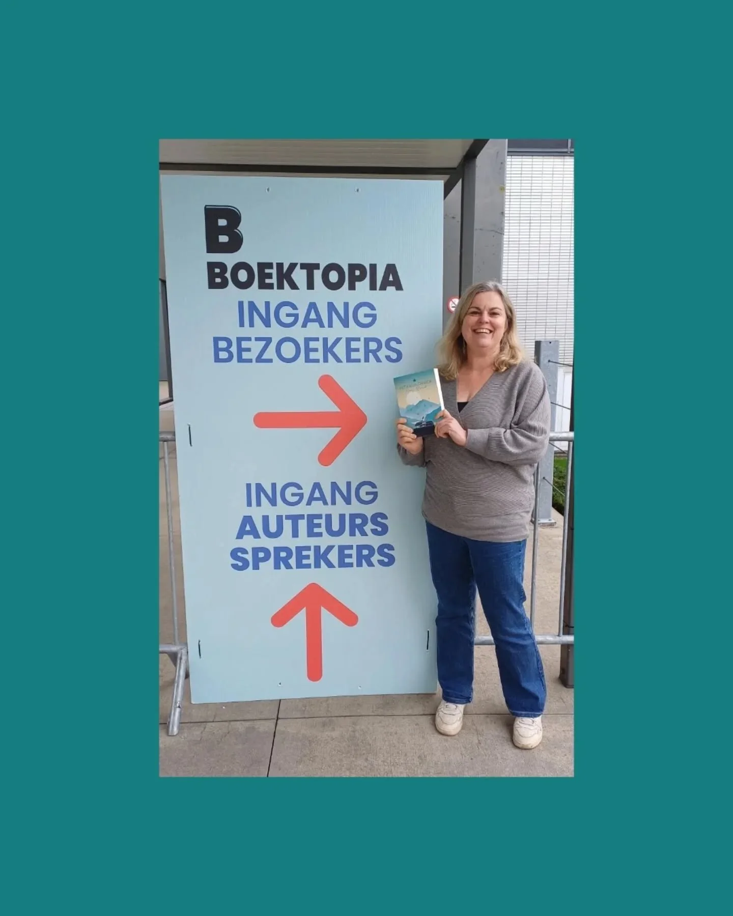 Je ziet het goed: ik stond vandaag met mijn boek op&nbsp;Boektopia!
Helaas niet om te signeren&hellip; wel om deze&nbsp;strategisch geplande foto&nbsp;te nemen&nbsp;😉.
Toch blijf ik dromen van de dag dat ik hier &eacute;cht als auteur mag staan, nie