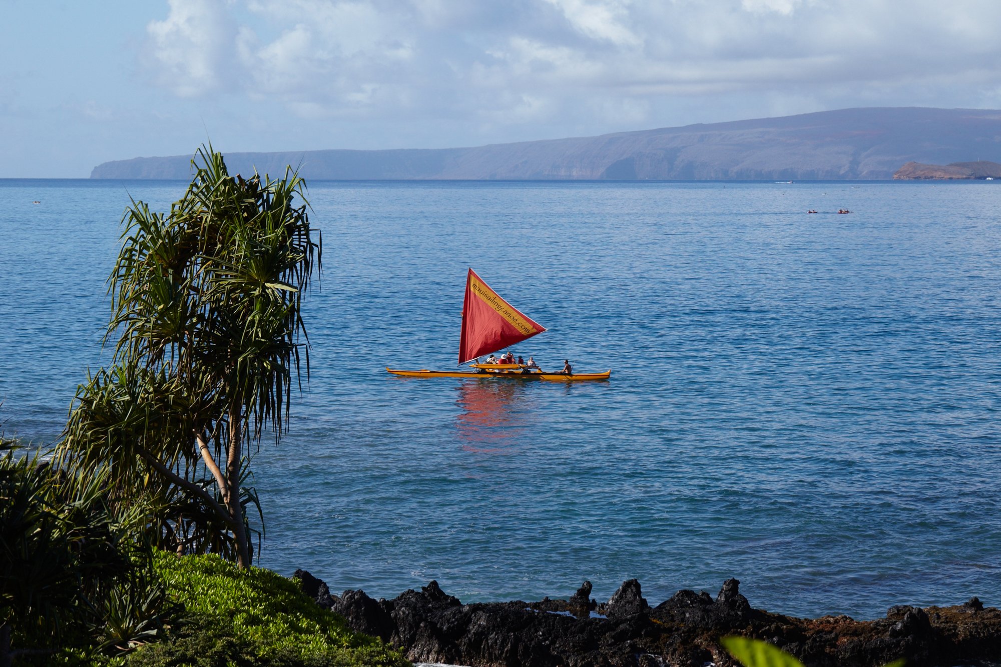 043-outrigger-on-ocean-hawaii-travel-photographer.jpg