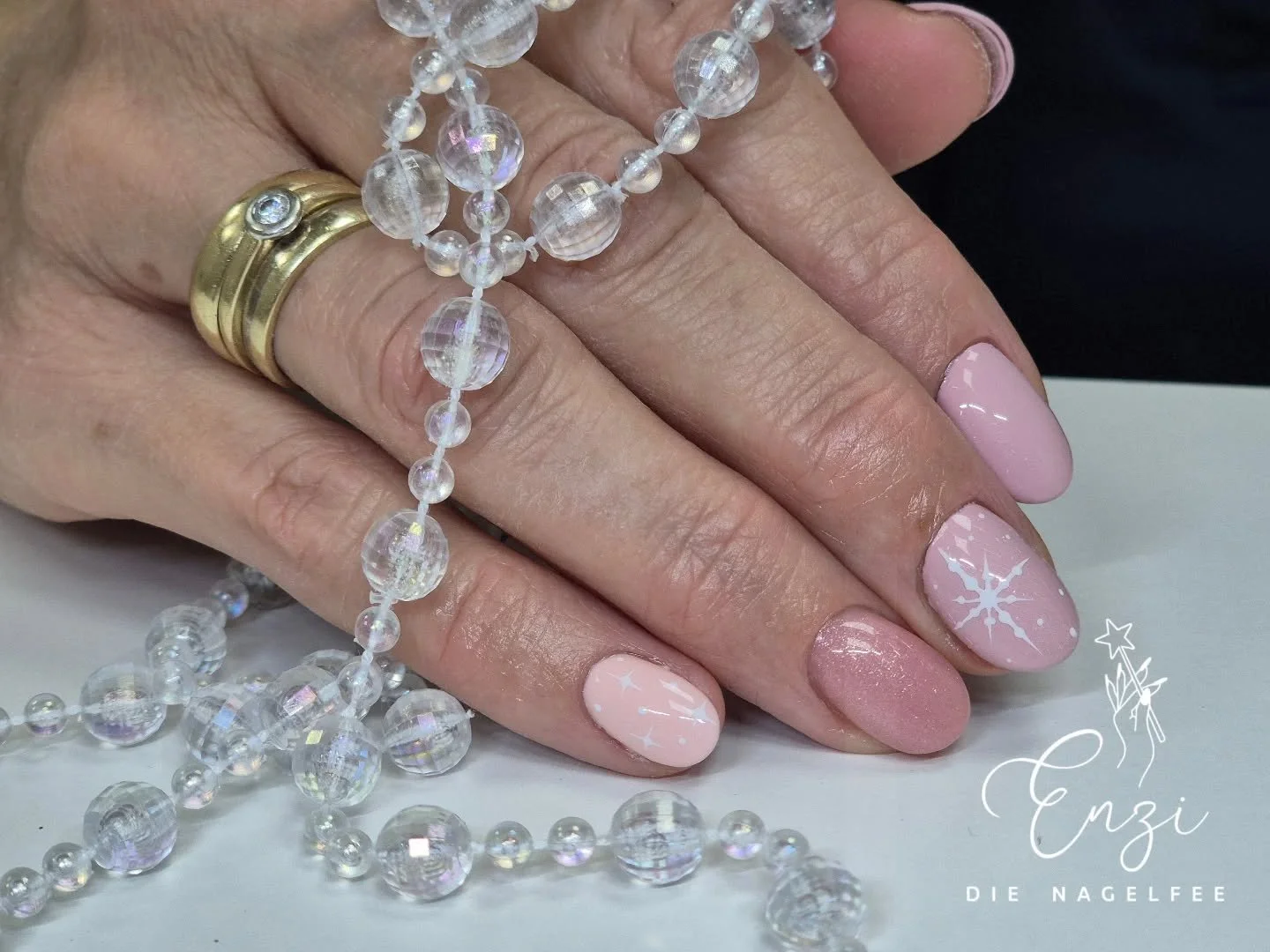 💕❄️ Rosa Tr&auml;ume treffen auf Winterglitzer &ndash; hello, Frostm&auml;rchen!
#rosan&auml;gel #schneeflocke #wintern&auml;gel #weihnachtslook #winterwonderland #sch&ouml;nen&auml;gelf&uuml;rallef&auml;lle #scheiblingkirchen #grimmenstein #pitten 