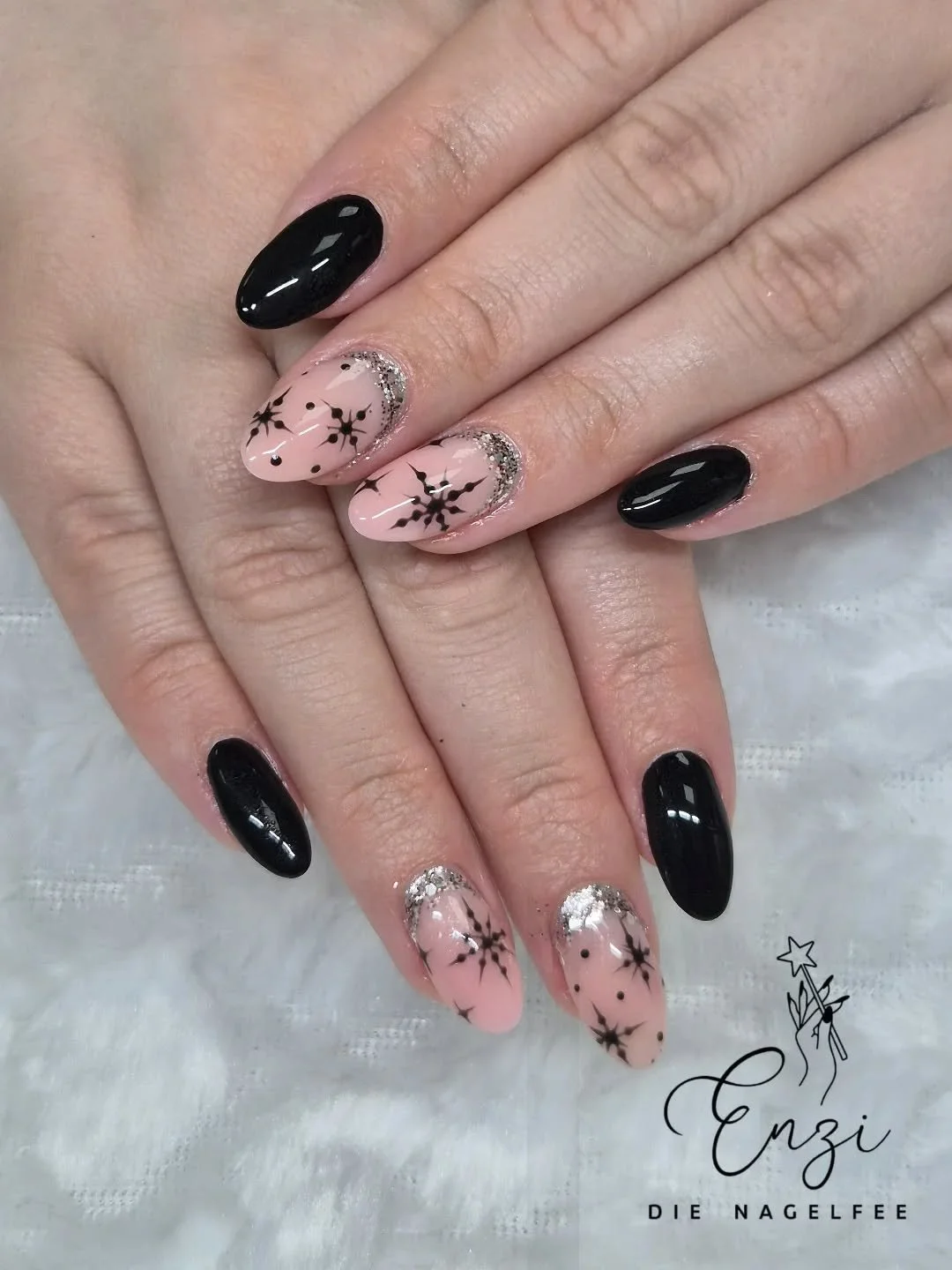 Weil Weihnachten nicht nur Rot ist &ndash; schwarze N&auml;gel mit echter Festtagsmagie🖤
#schwarzen&auml;gel #blacknails💅 #wintern&auml;gel #winternails❄️ #weichnachten #weichnachtsn&auml;gel #christmasnaildesigns #christmasiscoming #weihnachtenste