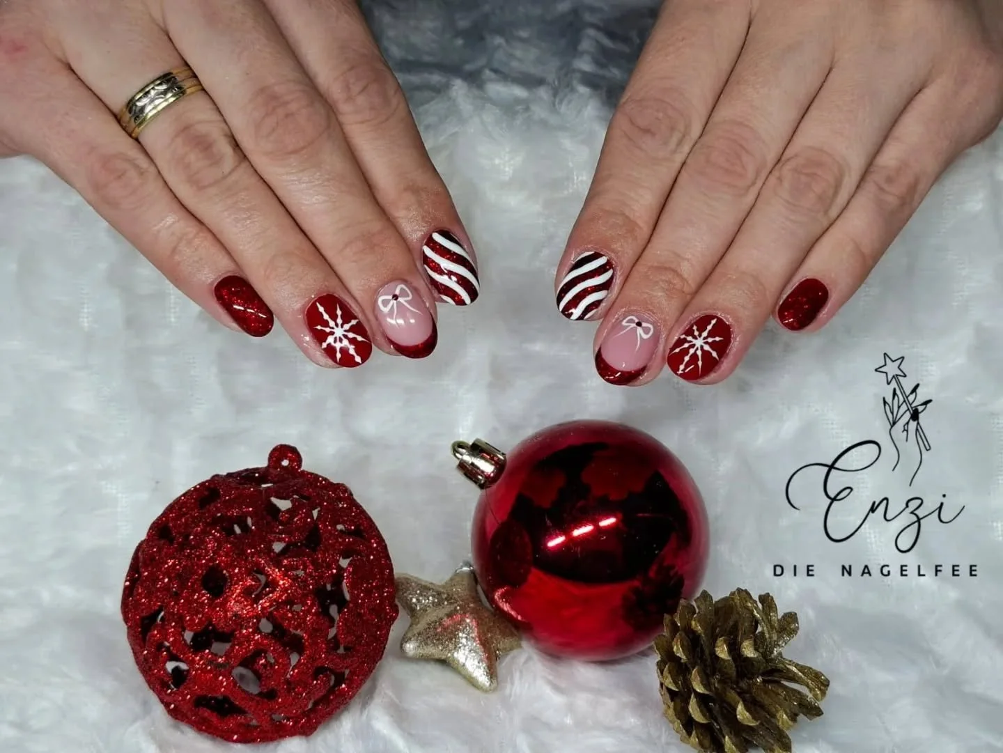 Ein Blick darauf &ndash; und schon f&uuml;hlt es sich an wie auf dem Adventsmarkt. 🎄✨❄️❤️
#weihnachtslook #weihnachtsliebe #weihnachtsn&auml;gel #weichnachtsmarkt #weihnachtenstehtvordert&uuml;r #wintern&auml;gel #winternails❄️ #nagelzauber #n&auml;