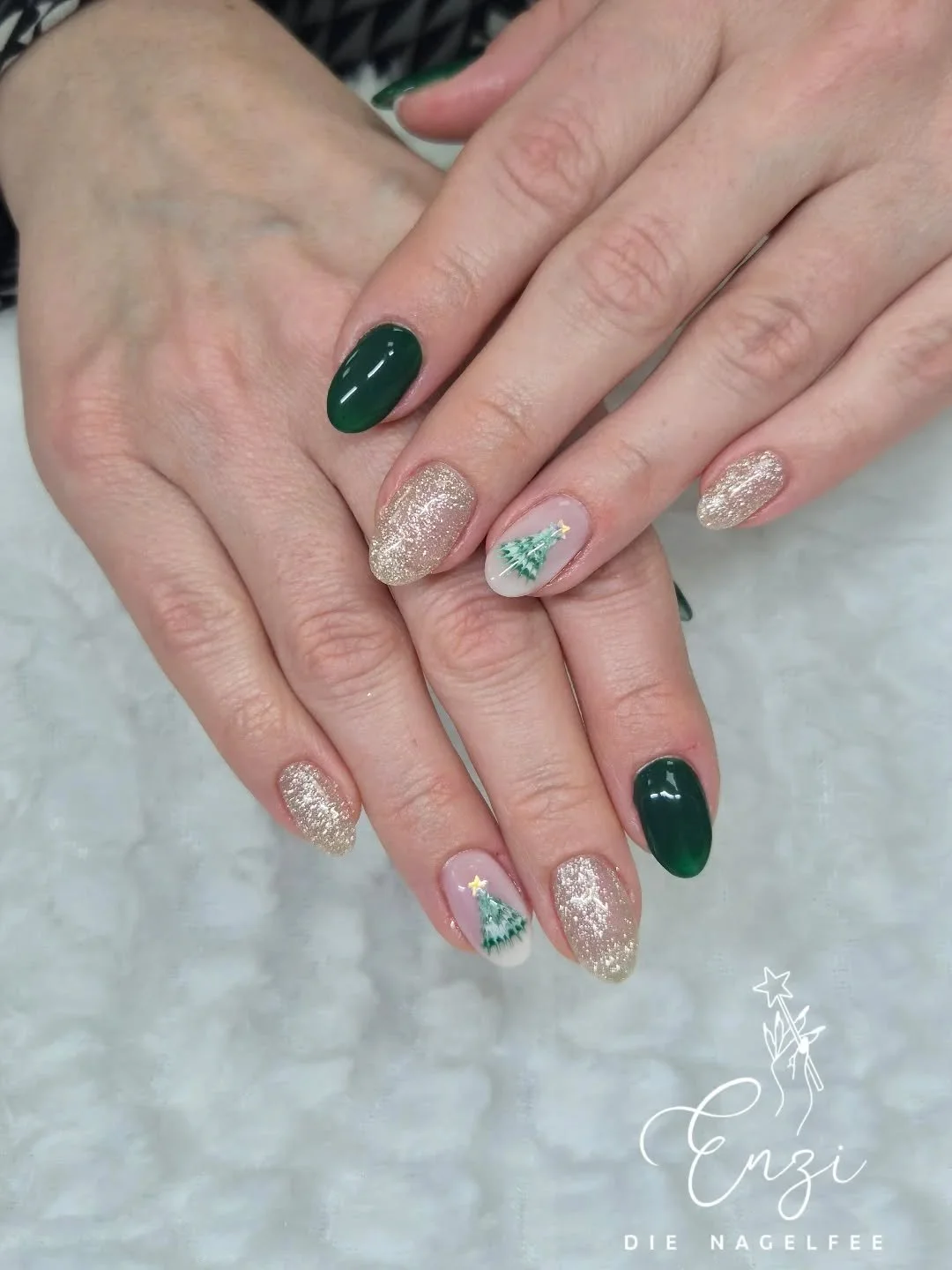 Ruhige Wintereleganz🎄✨️💅
#weihnachtsn&auml;gel #tannengr&uuml;n #nagelsalon #buckligewelt #sch&ouml;nen&auml;gelf&uuml;rallef&auml;lle