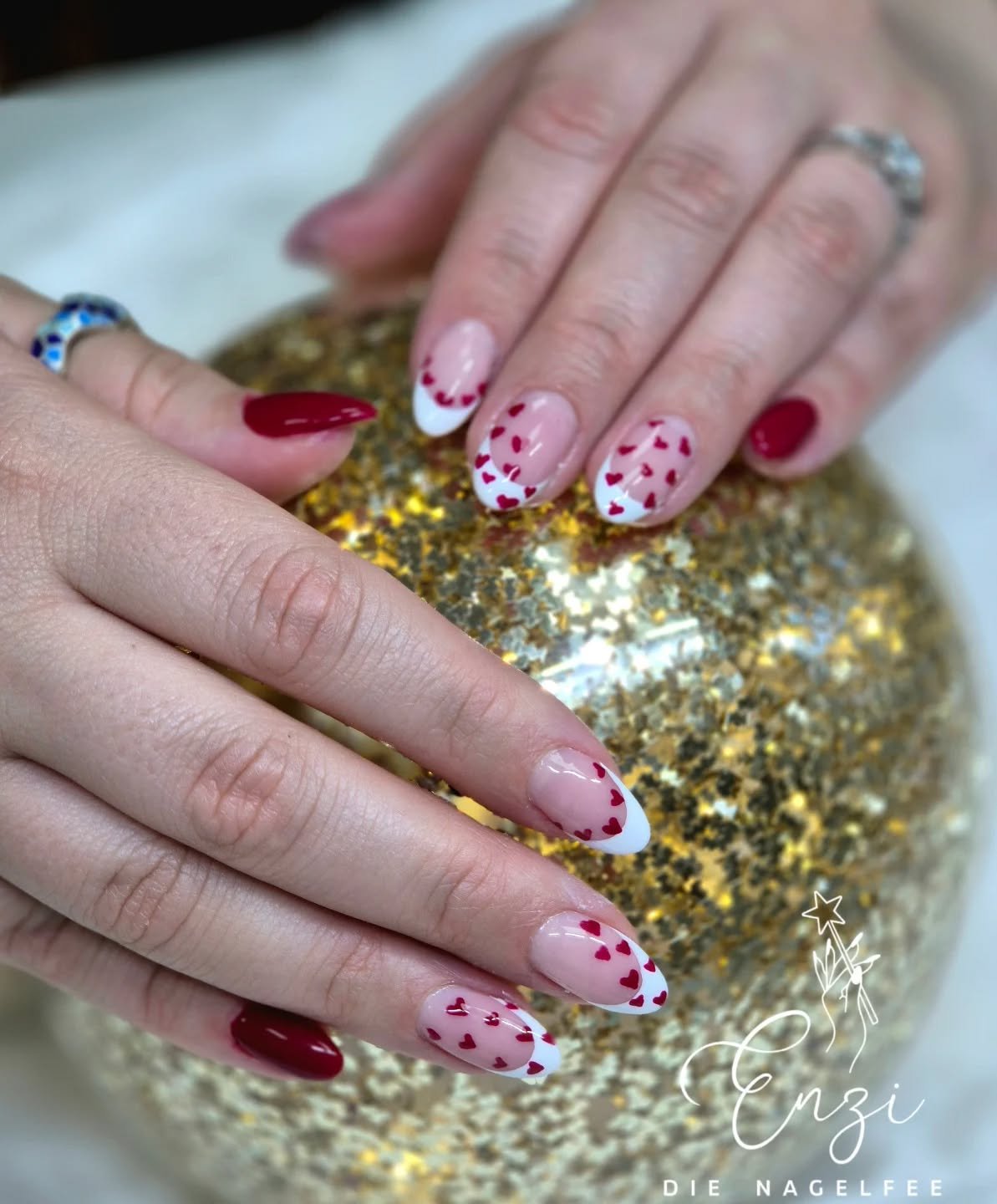 Ein Hauch von Magie und Liebe &ndash; perfekt f&uuml;r den Valentinstag.❤️✨
#valentinstag❤️ #nagelstudioindern&auml;he #nagelzauber #buckligewelt #sch&ouml;nen&auml;gelf&uuml;rallef&auml;lle