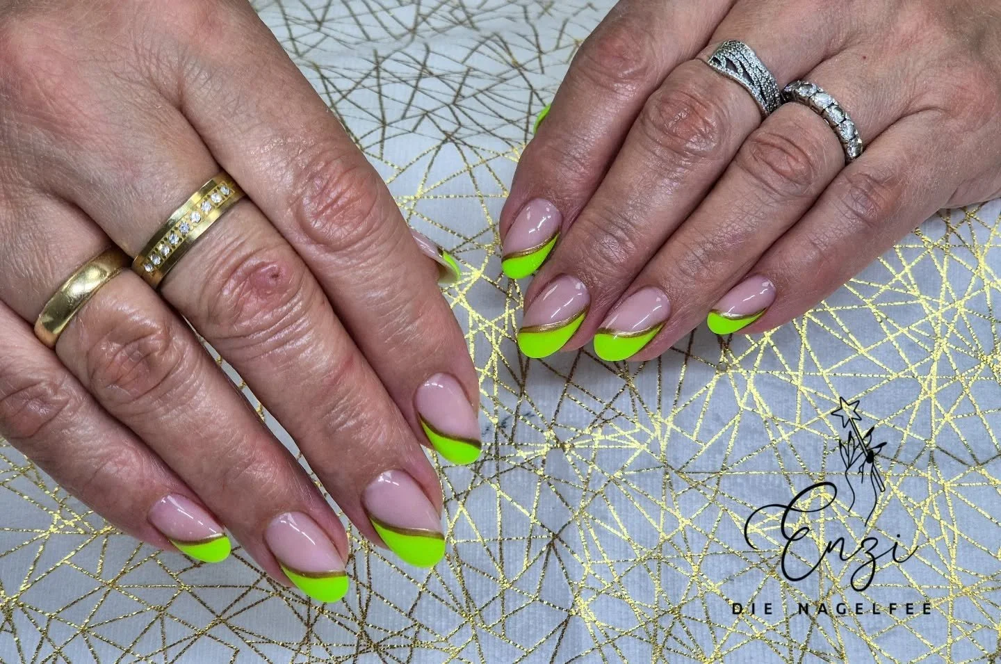 Zarte Eleganz und funkelnde Details lassen die ersten Sonnenstrahlen auf den Fingerspitzen tanzen ✨
#fr&uuml;hlingsanfang #neonnails #nagelstudioindern&auml;he #aspangmarkt #sch&ouml;nen&auml;gelf&uuml;rallef&auml;lle