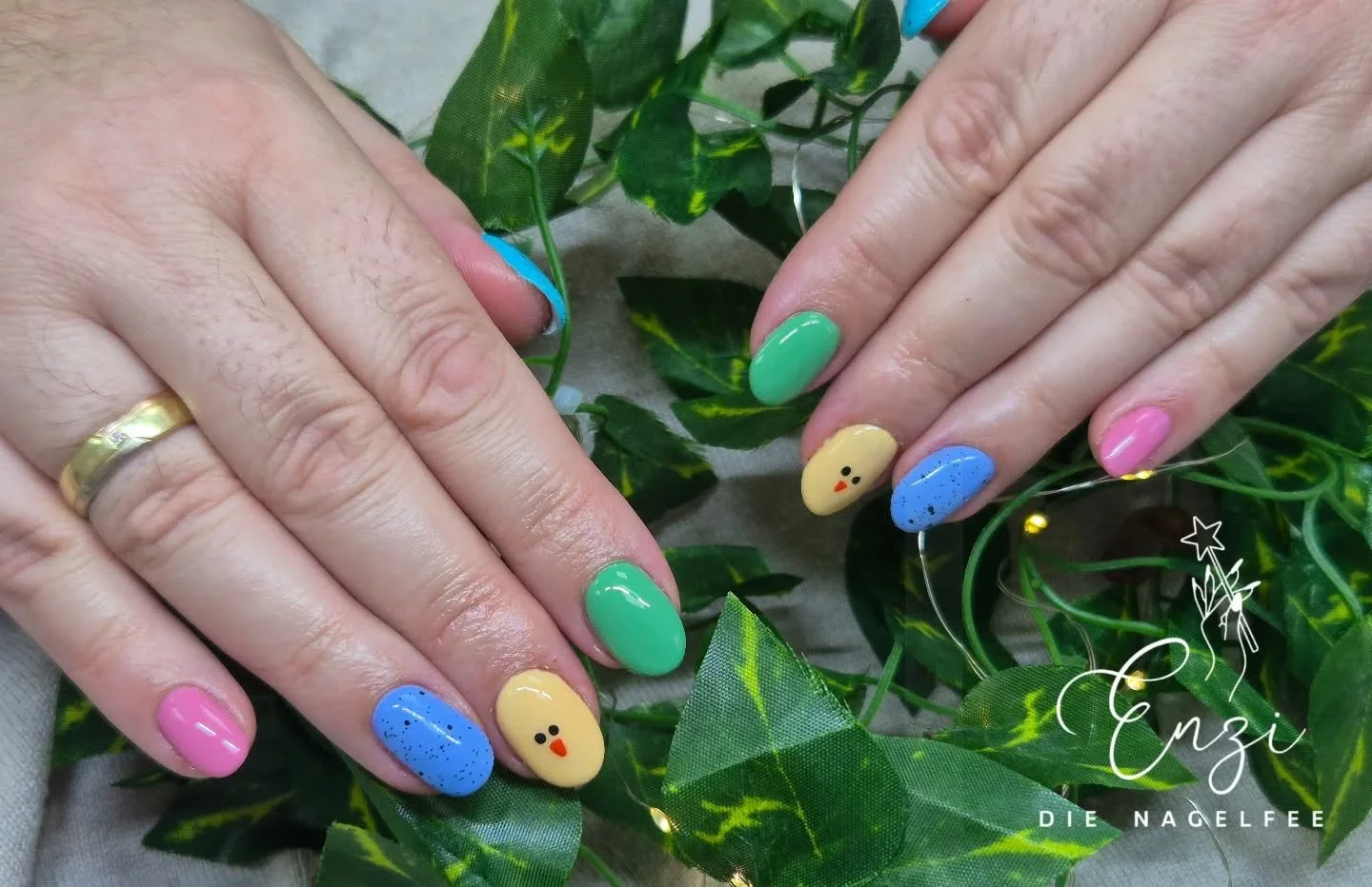 Oster-Vibes &ndash; frisch, s&uuml;&szlig; und voller Glow! 🌸🐣✨
#osternstehtvordert&uuml;r #pastelln&auml;gel #fr&uuml;hlingsoutfit #buckligewelt #sch&ouml;nen&auml;gelf&uuml;rallef&auml;lle