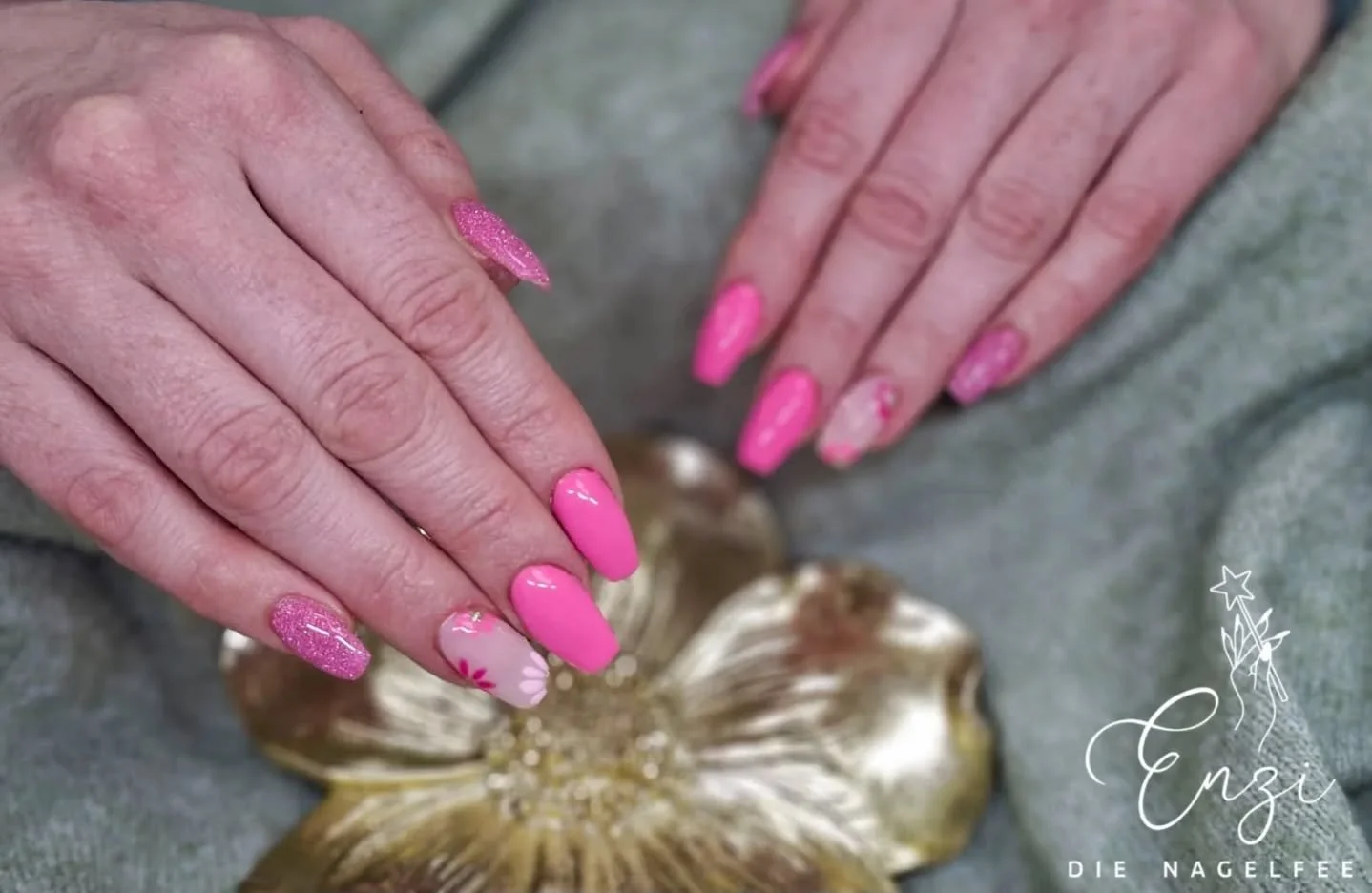 Wie ein kleiner Fr&uuml;hlingszauber, der alles heller macht 🌷💫
#fr&uuml;hlingsn&auml;gel #rosan&auml;gel #nagelstudioindern&auml;he #buckligewelt #sch&ouml;nen&auml;gelf&uuml;rallef&auml;lle