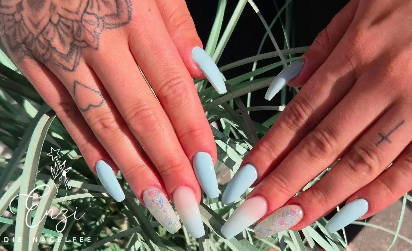 Mit Herz und auf Wunsch kreiert &ndash; verspielt und fr&uuml;hlingshaft. 💕🌷
#babyblau #ombrenails💅 #glitzergehtimmer #buckligewelt #sch&ouml;nen&auml;gelf&uuml;rallef&auml;lle