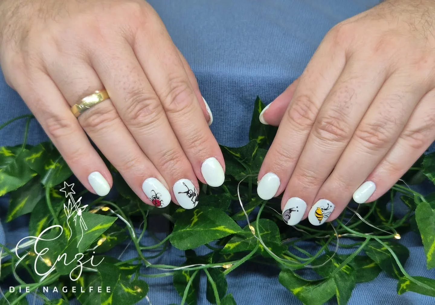 Kleine Krabbler, gro&szlig;e Niedlichkeit auf wei&szlig;en N&auml;geln 🐝🐞🤍
#wei&szlig;n&auml;gel #nagelzauber #n&auml;gelmitstil #buckligewelt #sch&ouml;nen&auml;gelf&uuml;rallef&auml;lle