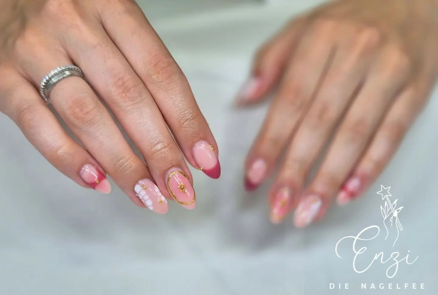 Goldene Akzente f&uuml;r einen perfekten Auftritt. ✨
#n&auml;gelmitstil #waterway #geln&auml;gel #buckligewelt #sch&ouml;nen&auml;gelf&uuml;rallef&auml;lle