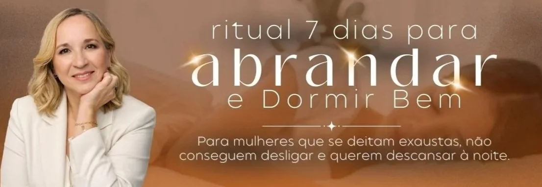 Imagem de uma terapeuta mulher sorrindo, com cabelo loiro, usando blusa branca, promovendo um ritual de 7 dias para abrandar e melhorar o sono, voltado para mulheres exaustas que não conseguem dormir bem.