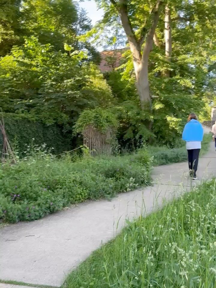 Langsam tauchen wir wieder auf nach vier Tagen SOFT BLOOM Retreat im @aheadhotel in Brandenburg - mit gemeinsamem Lachen, stillen Momenten, sanfter Bewegung, veganem Essen, Vogelgezwitscher und dem Sound der Fr&ouml;sche. 🐸 

Zum ersten Mal haben wi