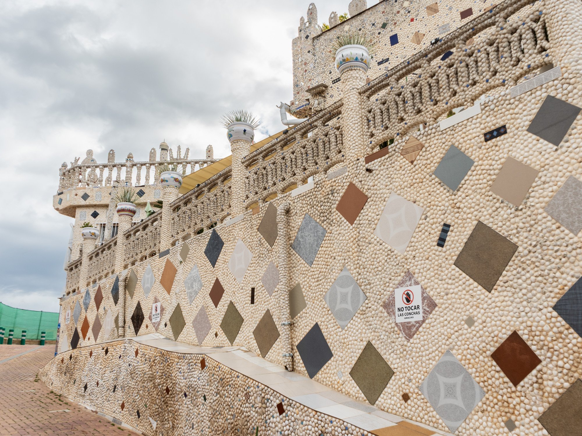 La casa está en una colina en el medio del pueblo