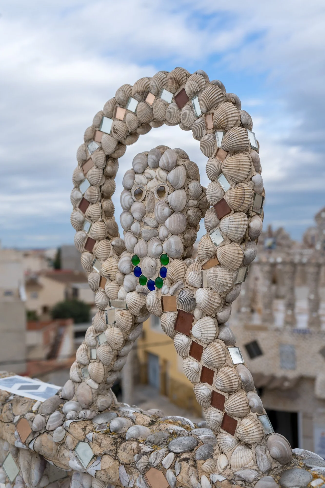 Hay muchas estatuas con conchas en la terraza