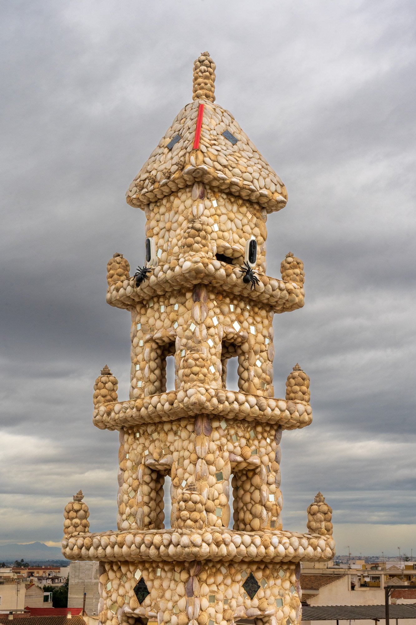 También hay muchas arañas alrededor de la casa, incluido esta torre