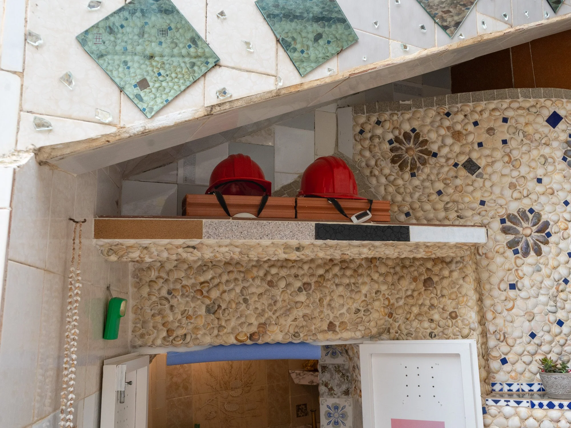 Hay algunas <<cuevas>> con puertas bajas. Mira los cascos.