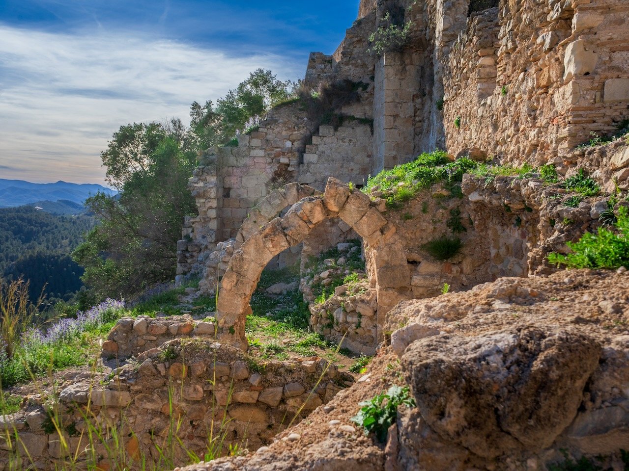 Como gran parte del castillo, las habitaciones del gobernador y de los guardias sufrieron las consecuencias del devastador terremoto de 1748 Like much of the castle, the governor’s and guards’ rooms suffered the consequences of the devastating ear