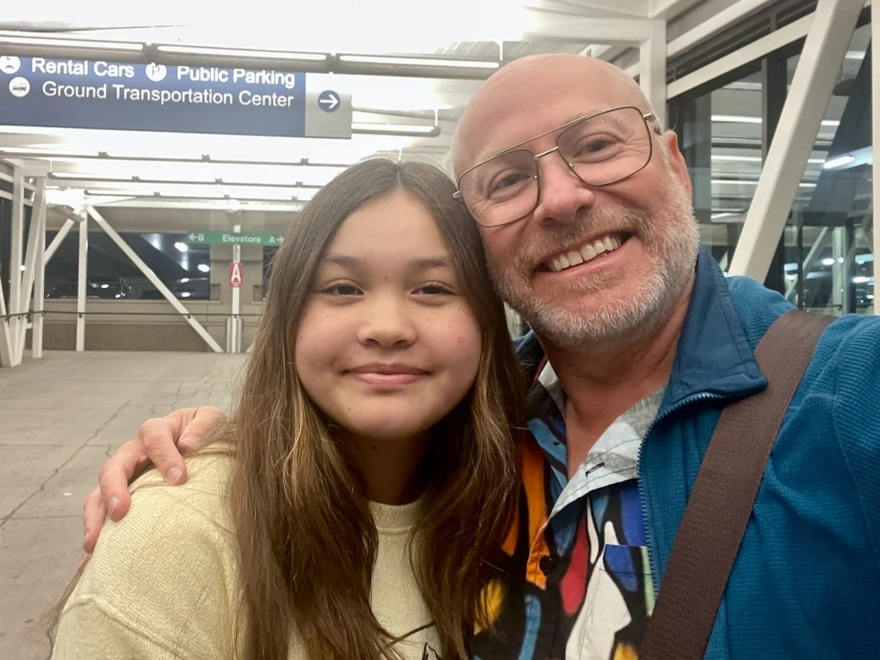  Recogiendo a Angelina en el aeropuerto   Picking up Angelina at the airport  