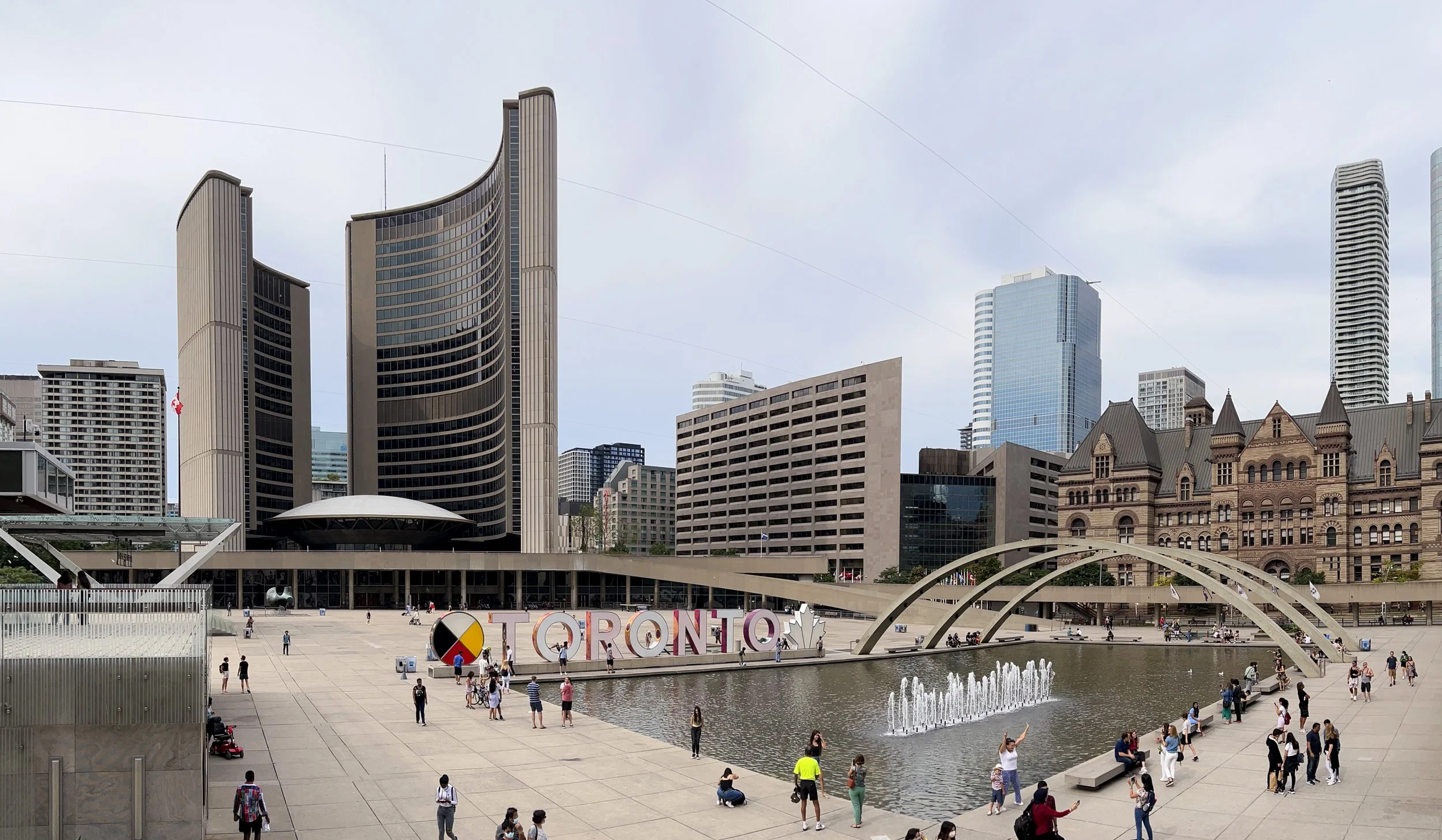 Nathan Phillips Square By Hutima - Own work, CC BY-SA 4.0, https://commons.wikimedia.org/w/index.php?curid=121721123