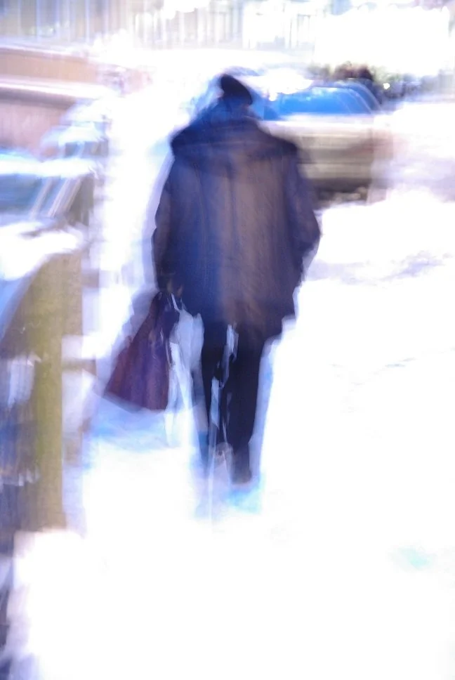 "Urban Ghosts" est une série photographique qui tente de déterminer le degré de modernité et « d'urbanité » qui amène à la décomposition de l'être.