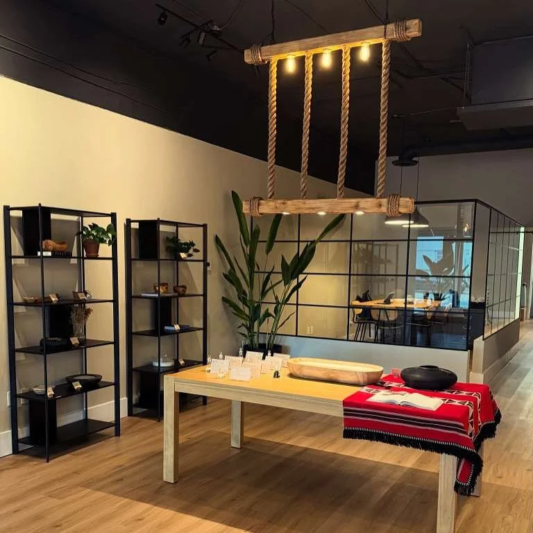 At Oculto Art Studio, art and light intertwine. We thank Cuban artist Ram&oacute;n Rodr&iacute;guez for this unique lamp that brightens our space and embodies the creative spirit that inspires us.

En Oculto Art Studio, el arte se entrelaza con la lu