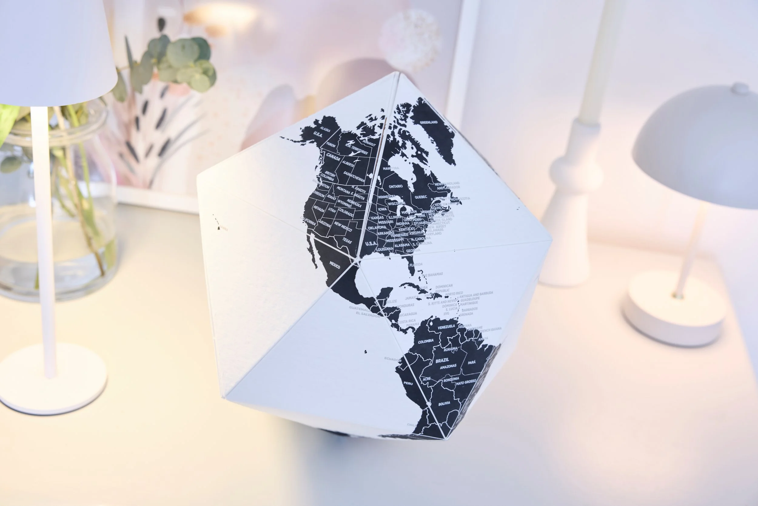 Weltkugel aus Papier auf dem Tisch