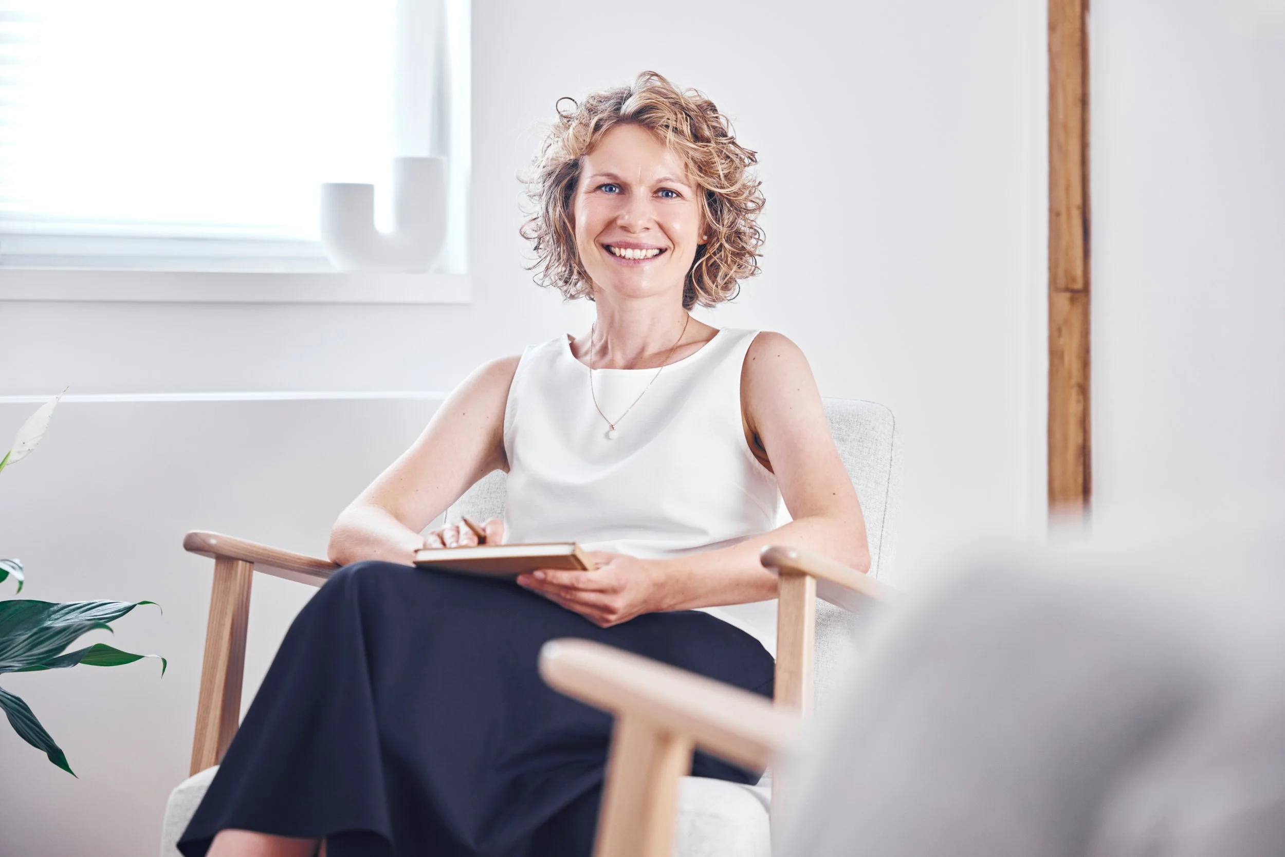 Aleksandra Jaworek sitzend im Sessel in STUDIO ARK