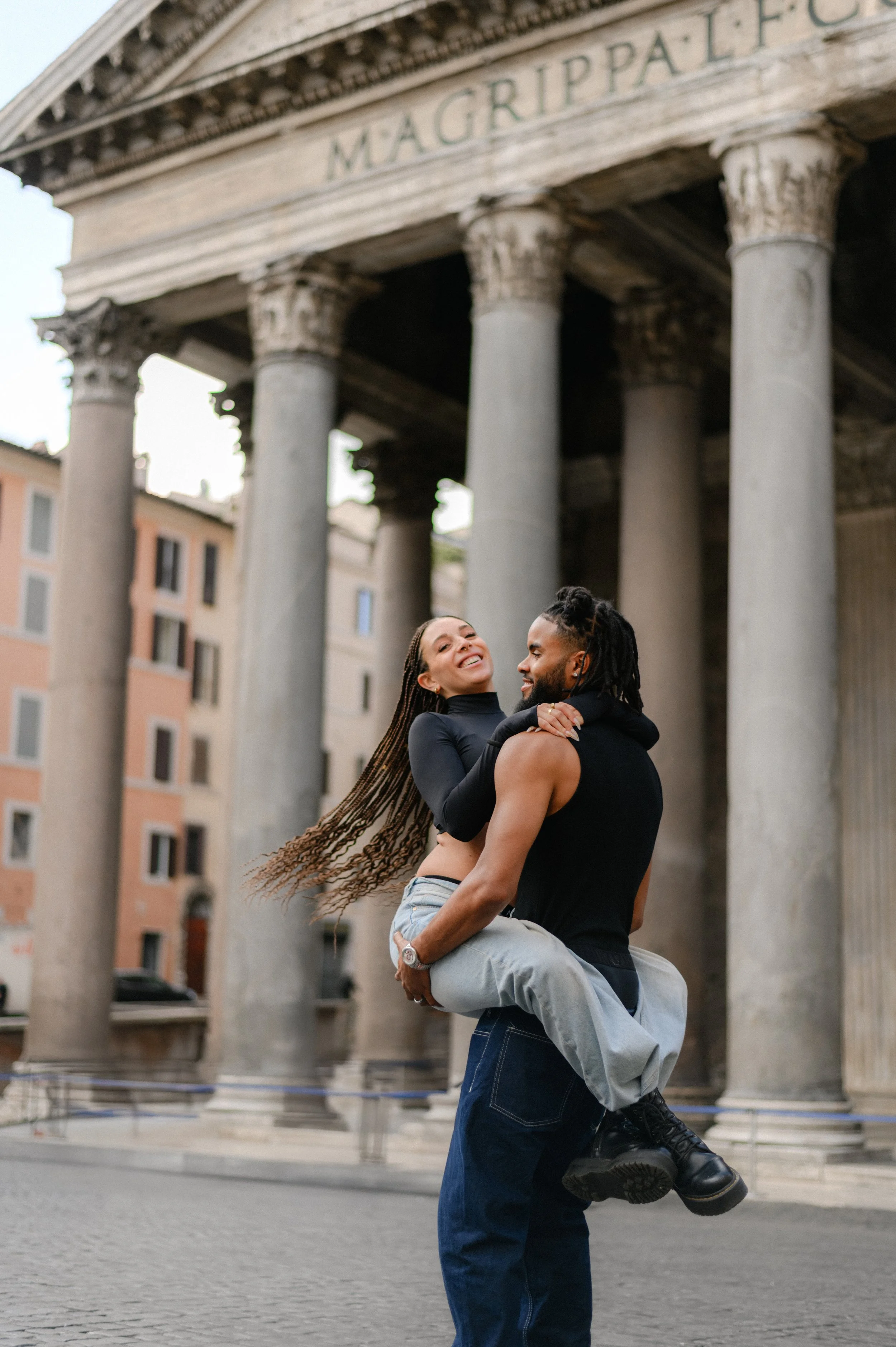 Couple photoshoot in Rome at the Pantheon