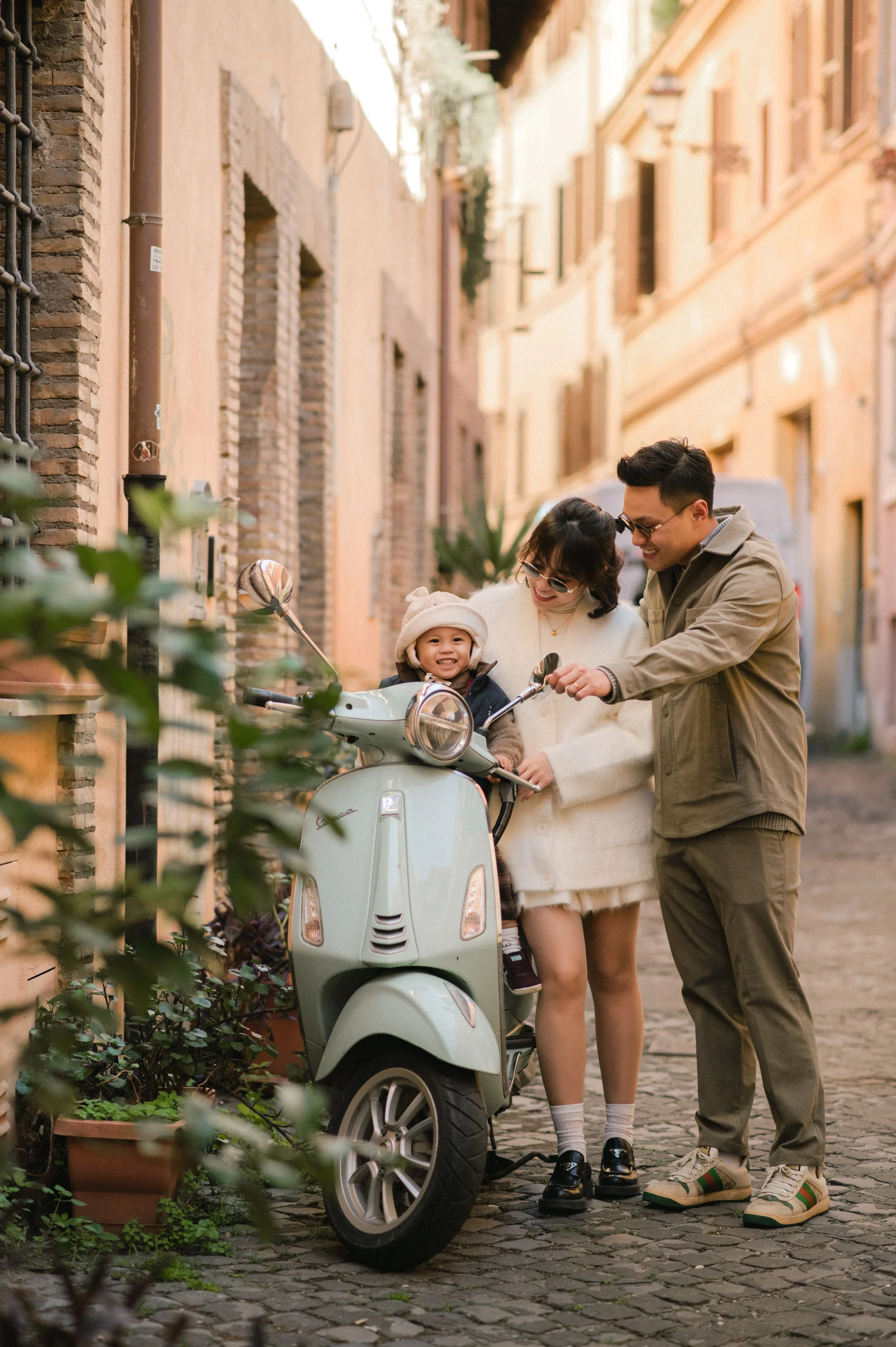 Family vacation photoshoot in Rome in Monti 