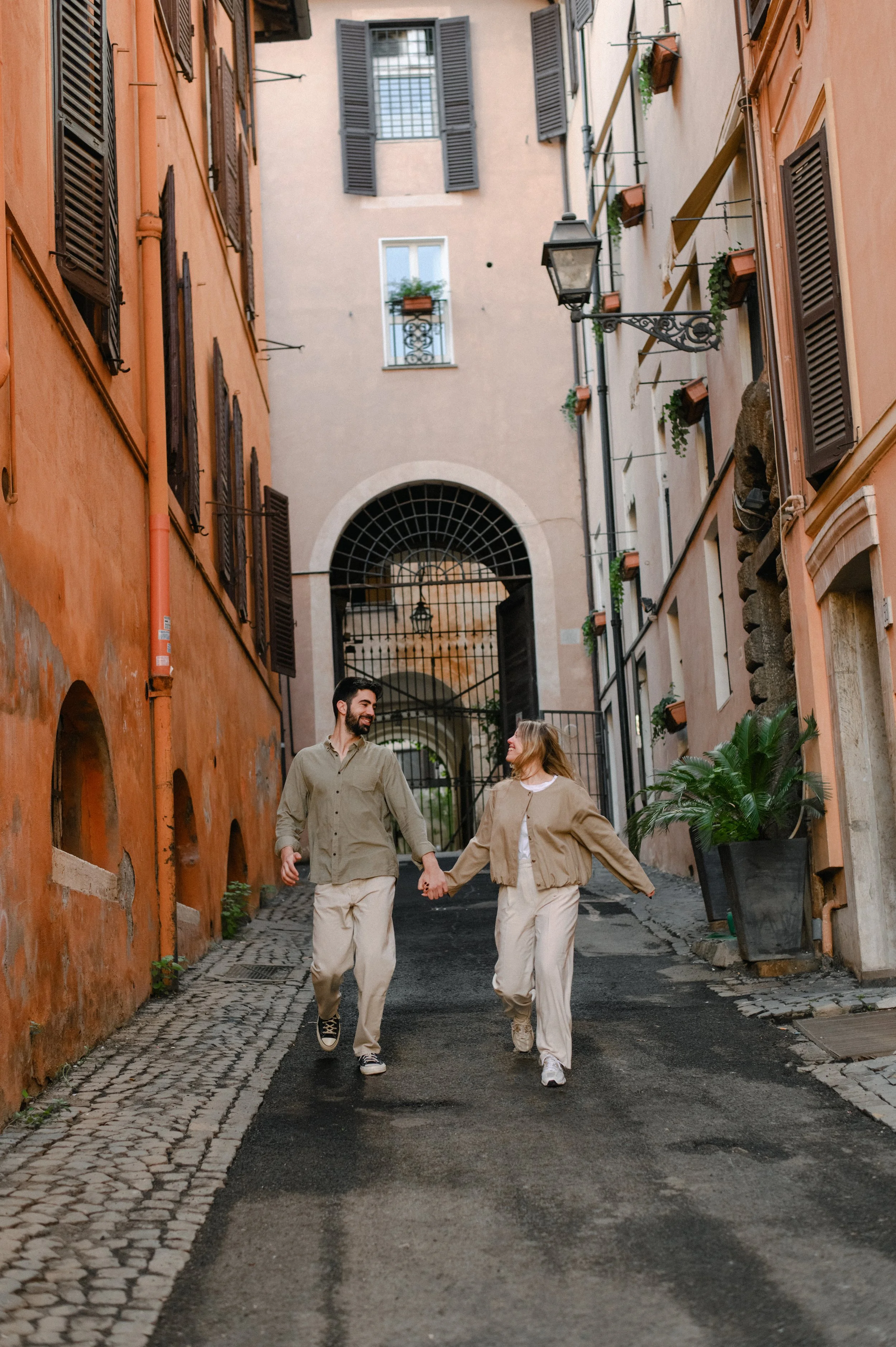 Couple photoshoot in Rome city streets 