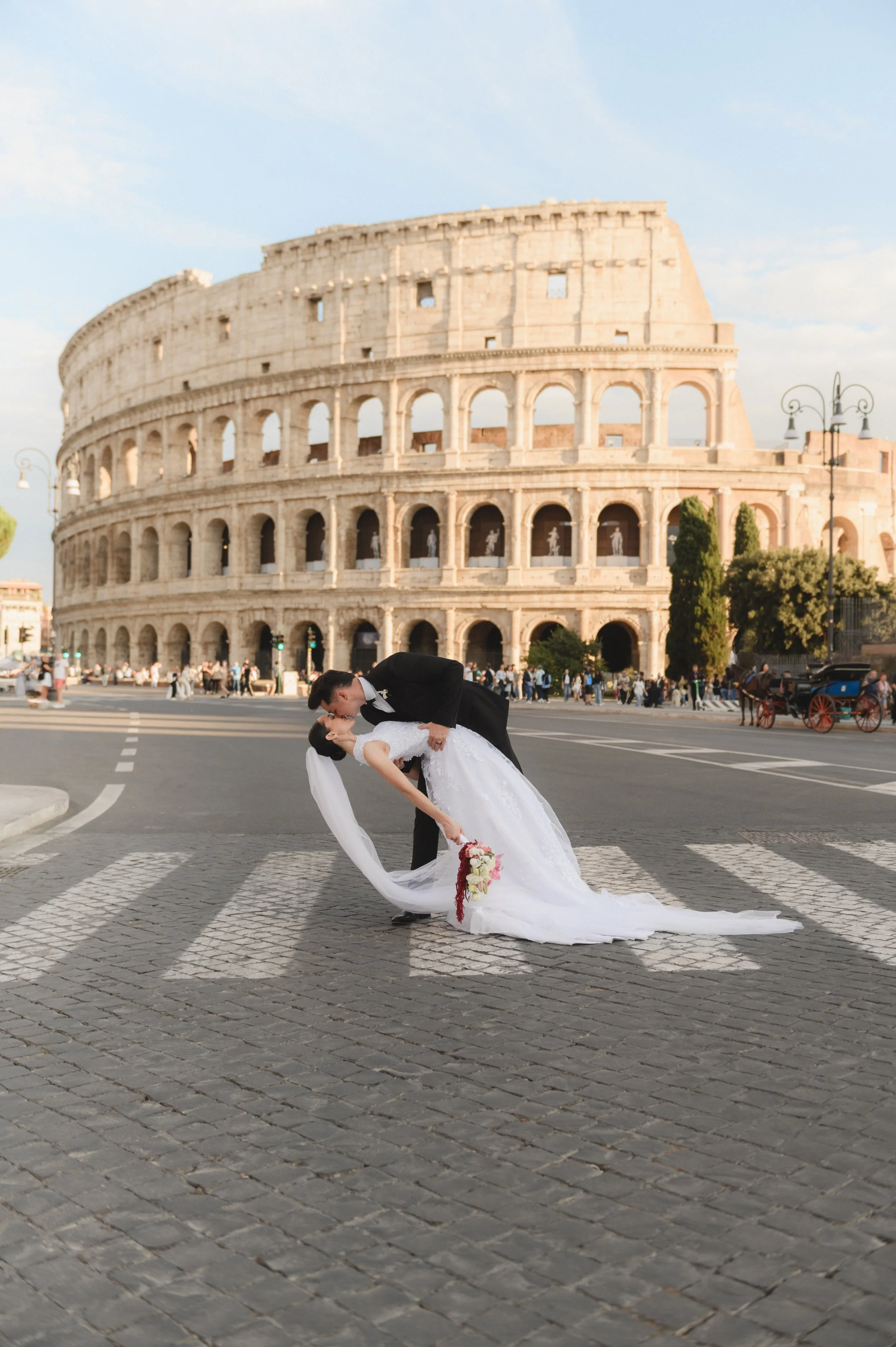 Wedding couple photoshoot in Rome at the Colosseum
