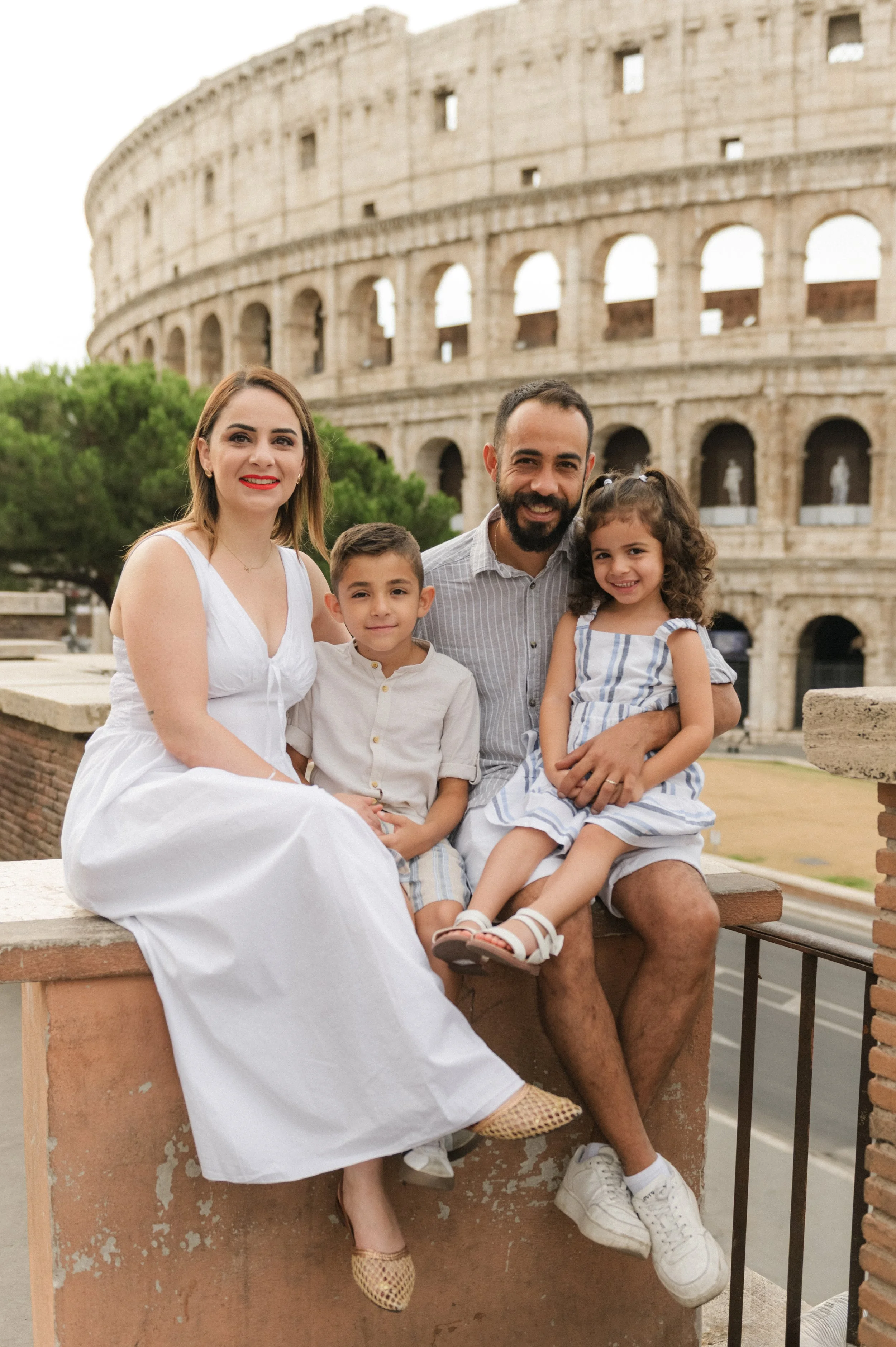Family photoshoot in Rome at Colosseum with children