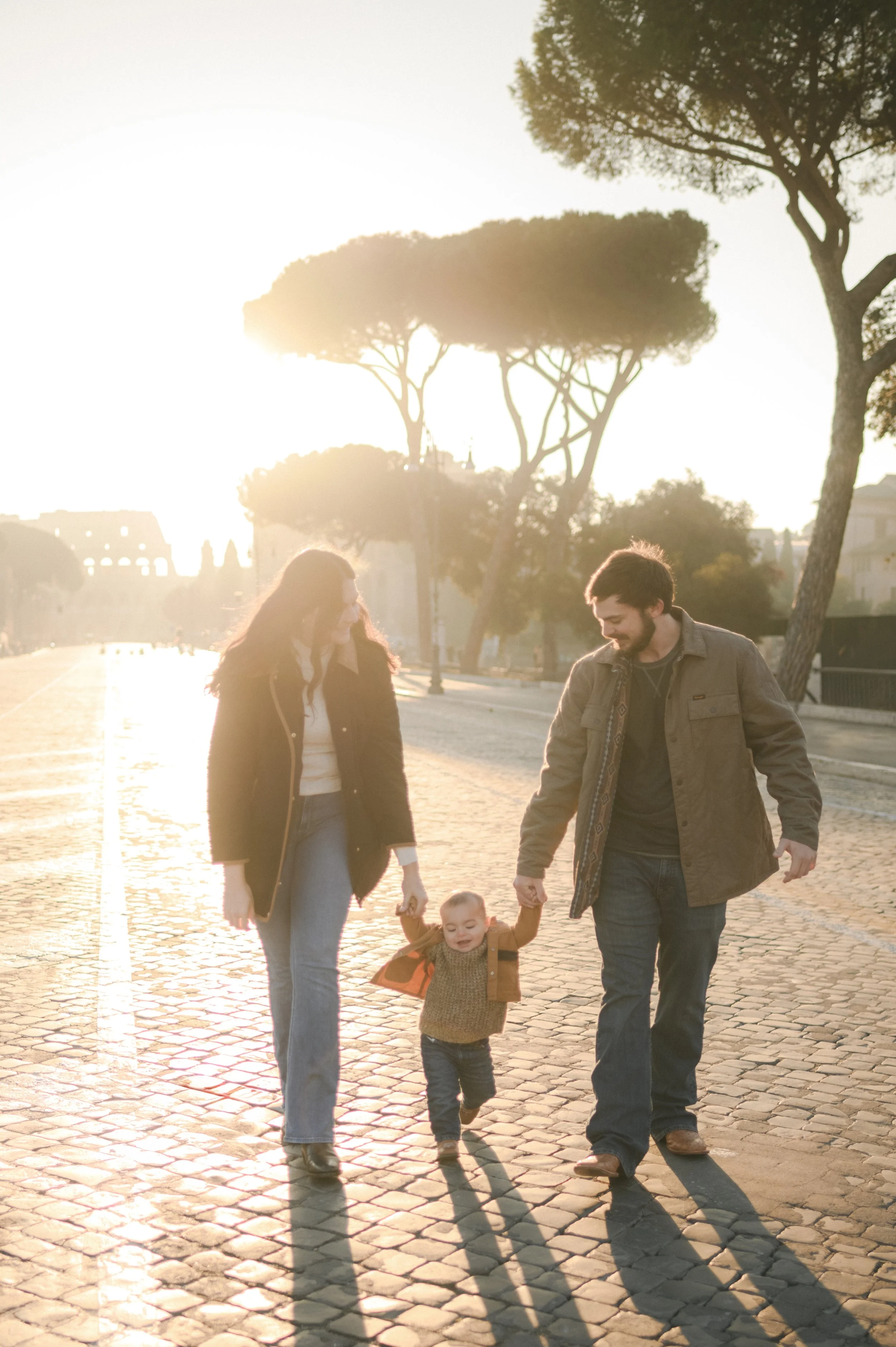 Family photoshoot in Rome during sunset on cobblestone street