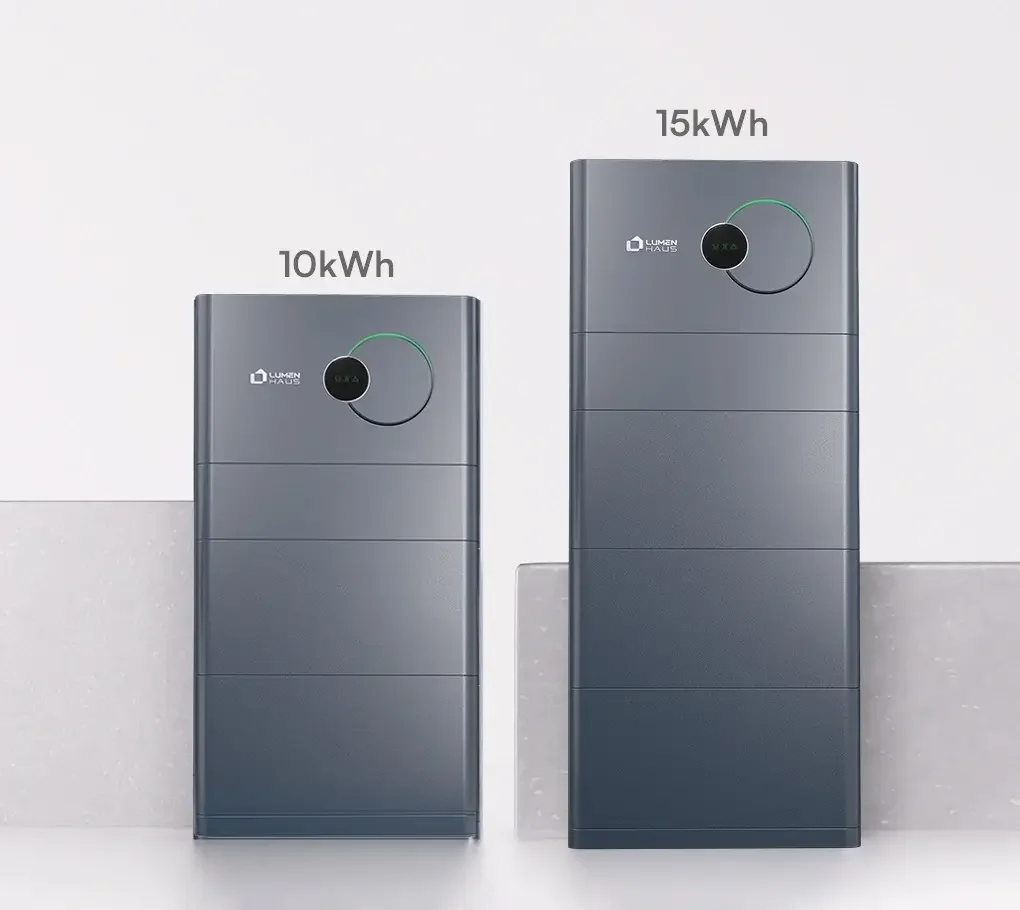 Zwei SunSaver Stromspeicher nebeneinander, einer mit 10 kWh und einer mit 15 kWh Kapazität, flexibel kombinierbar von 10 bis 30 kWh.