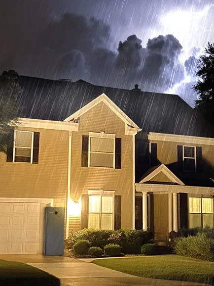 Haus mit Stromversorgung durch SunSaver Speicher bei Stromausfall, Notstromfunktion sichert Licht und Energieversorgung.