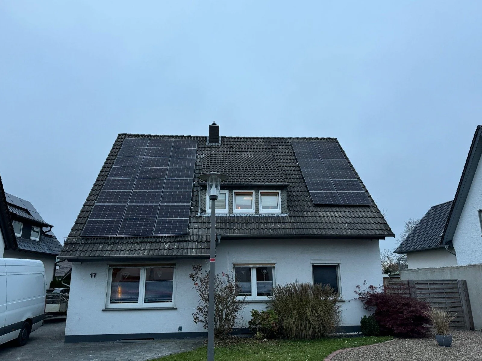 Hausbesitzer nutzen eigenen Solarstrom – glückliche Kunden