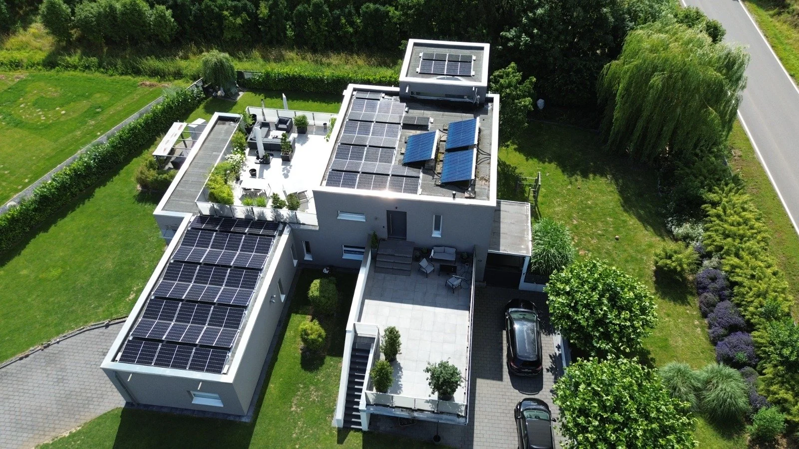 Zufriedene Kunden vor ihrem Haus mit Solaranlage