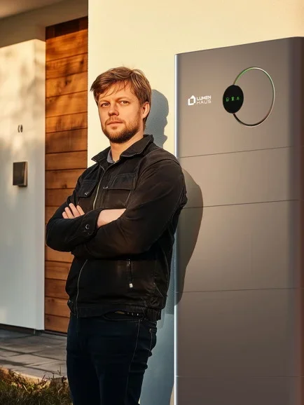 SunSaver Stromspeicher draußen aufgestellt, wetterfest nach IP66, geschützt vor Staub und Wasser.