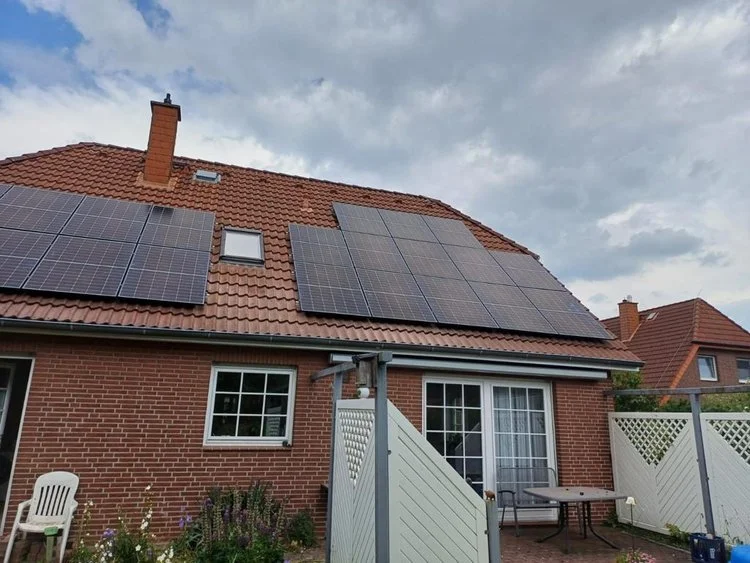 Installation einer Solaranlage – glückliche Kunden zu Hause